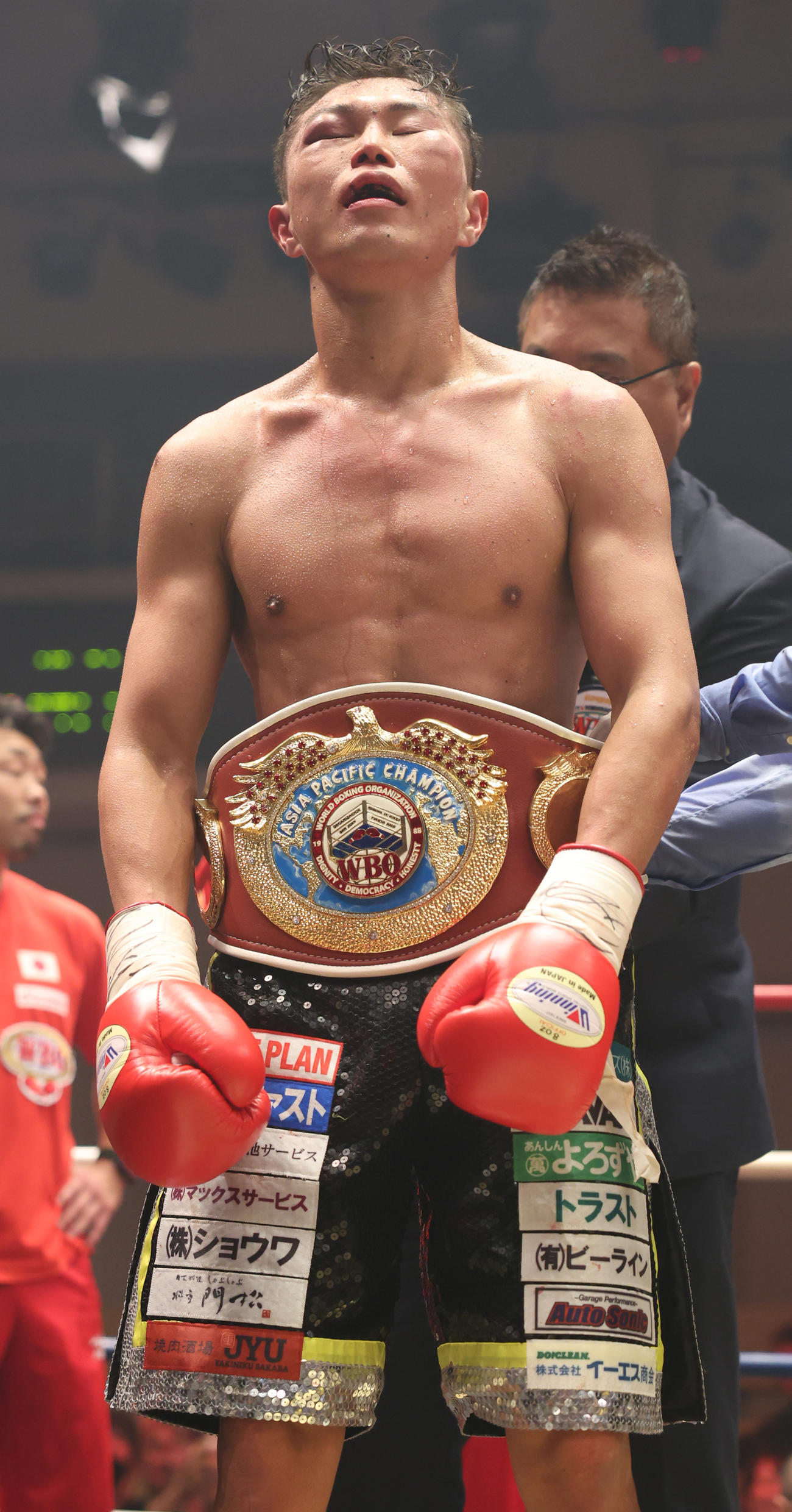 WBOアジアパシフィックライト級王者に輝いた保田克也は疲労困憊（こんぱい）の表情（撮影・中島郁夫）