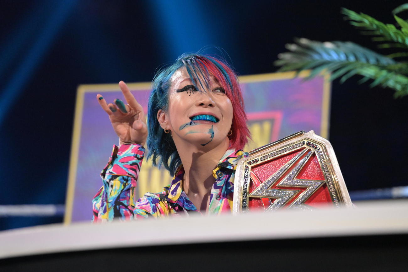 サウジアラビアでロウ女子王座を獲得したアスカがスマックダウンに登場(C)
2023 WWE, Inc. All Rights Reserved.