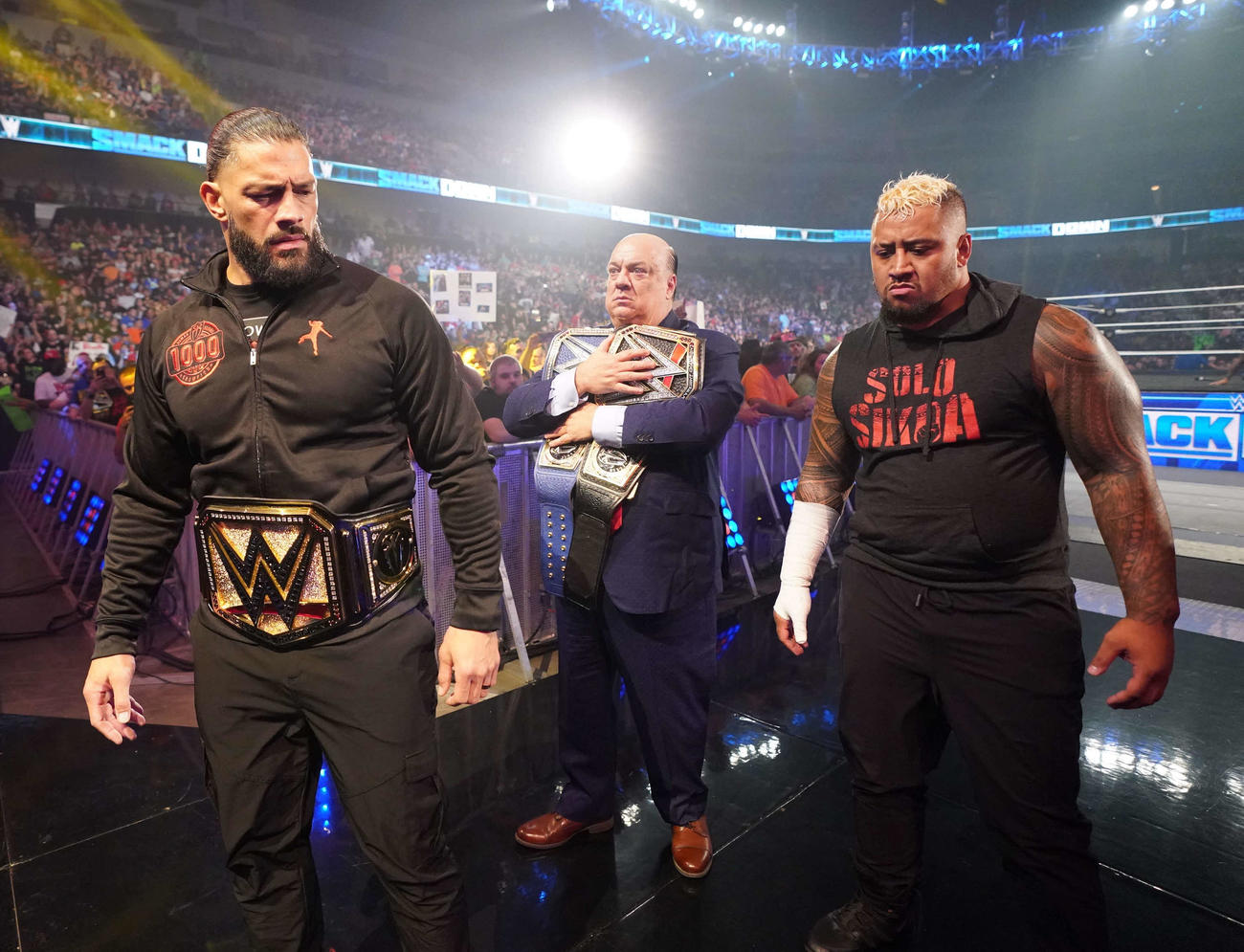 ソロ・シコア（右端）、ポール・ヘイマン（中央）とともに花道を歩く統一王者ローマン・レインズ（C）2023 WWE, Inc. All Rights Reserved.