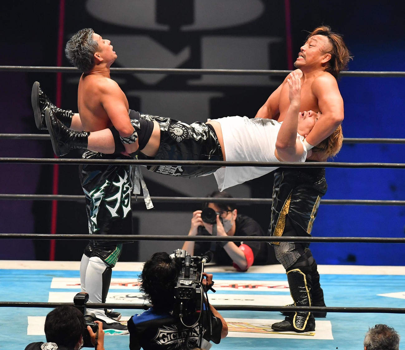 YOSHI－HASHI（左）と後藤洋央紀組（左）が技を決める（撮影・清水貴仁）