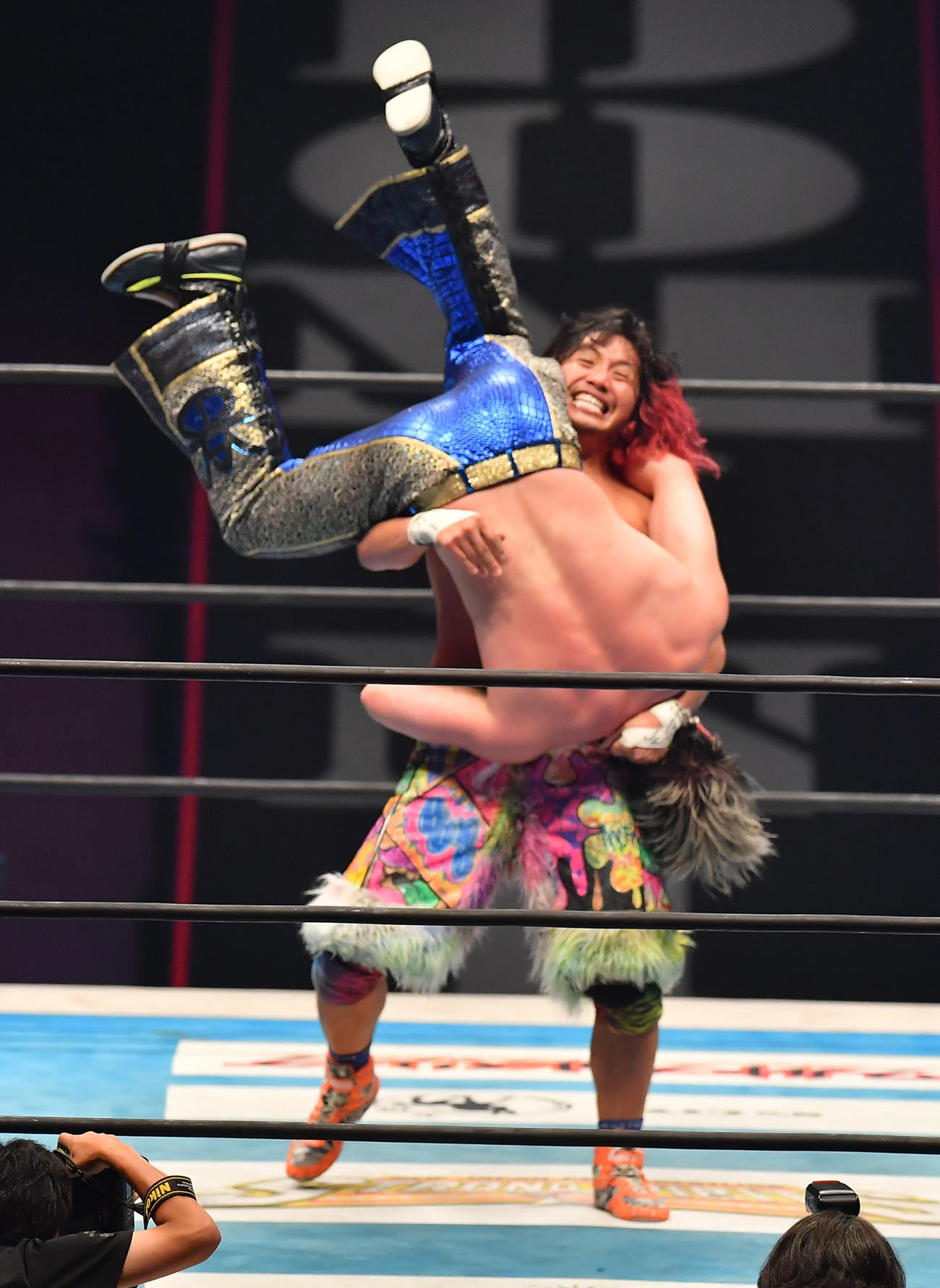 高橋ヒロム対マスター・ワト　攻撃する高橋（奥）（撮影・清水貴仁）