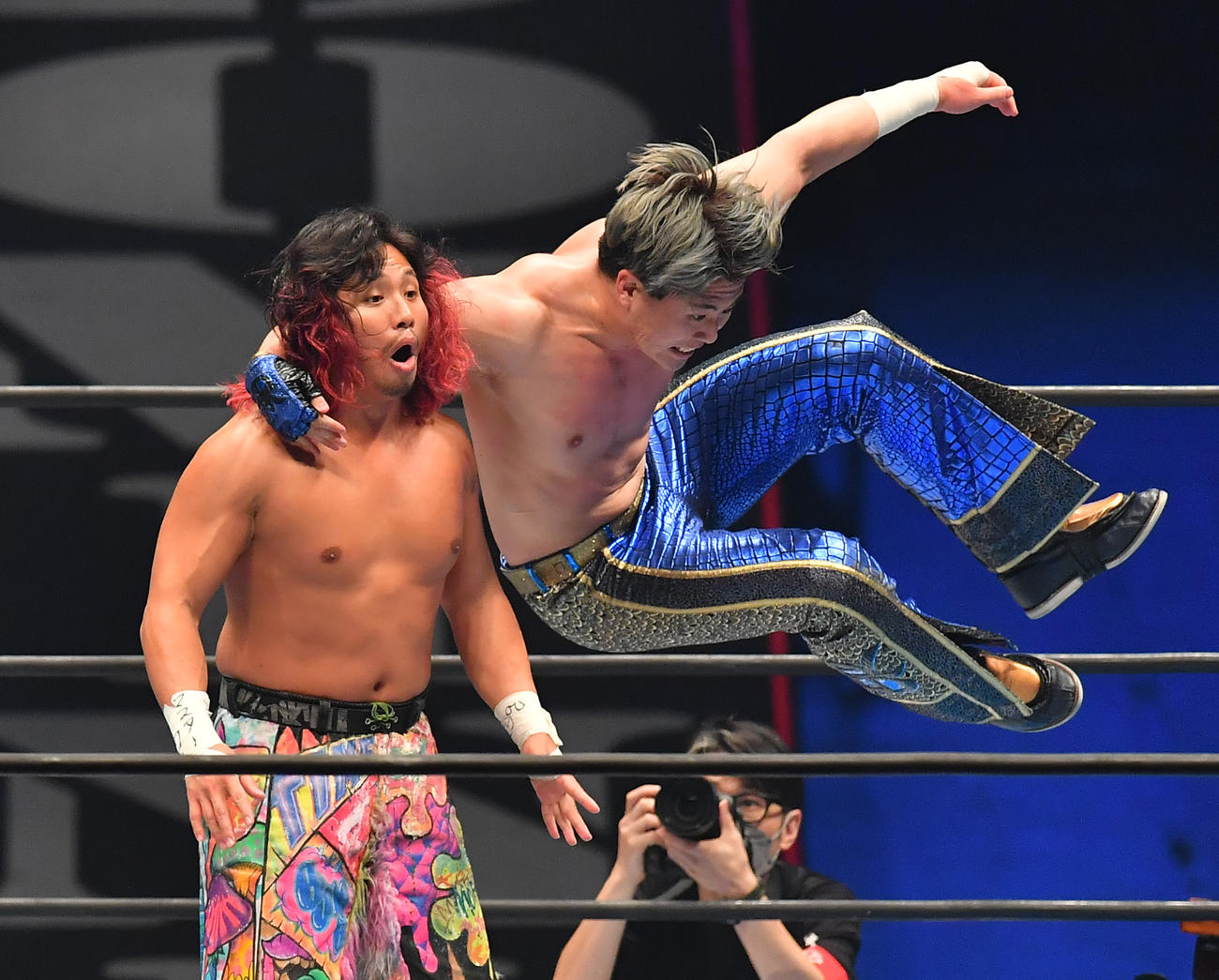 高橋ヒロム対マスター・ワト　攻撃するマスター・ワト（右）（撮影・清水貴仁）