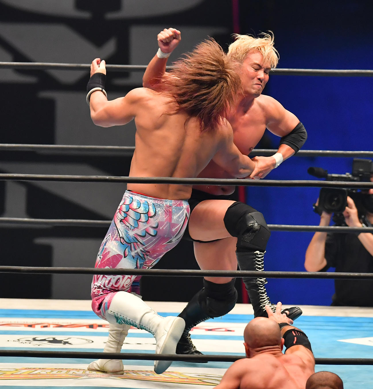 石井智宏、棚橋弘至、オカダ・カズチカ組対海野翔太、クラウディオ・カスタニョーリ、ジョン・モクスリー組　レインメーカーを決めるオカダ・カズチカ（右）（撮影・清水貴仁）