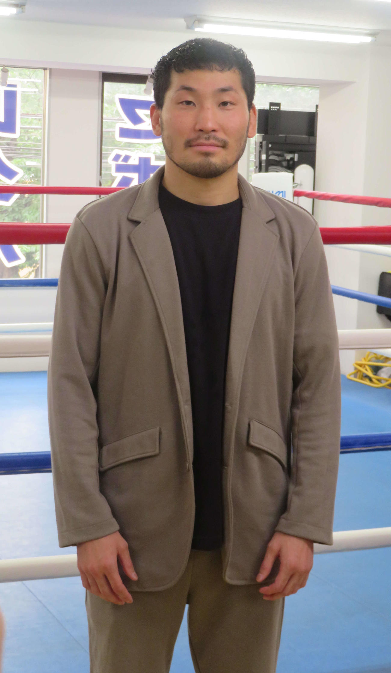現役引退会見に臨んだ元IBF世界スーパーバンタム級王者岩佐亮佑