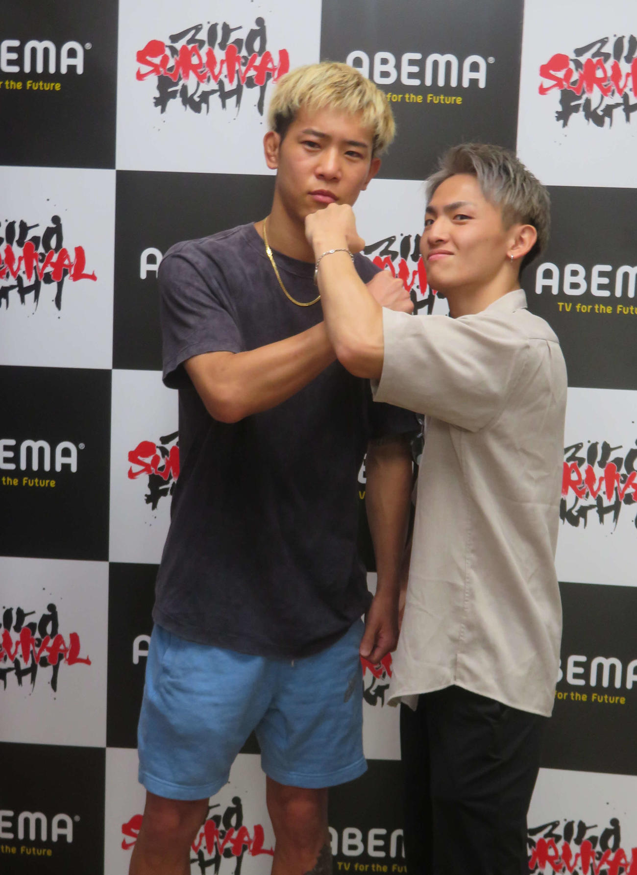 亀田興毅氏の3150FIGHTと専属プロモート契約を結んだ日本スーパーバンタム級6位中川麦茶（左）とトップアマの政所椋