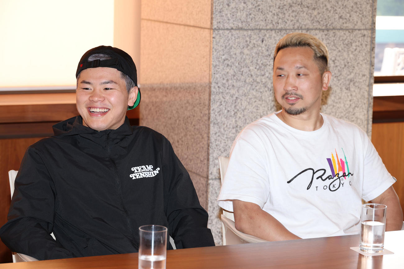 公開トレーニング前に会見する那須川。右は粟生トレーナー（撮影・中島郁夫）