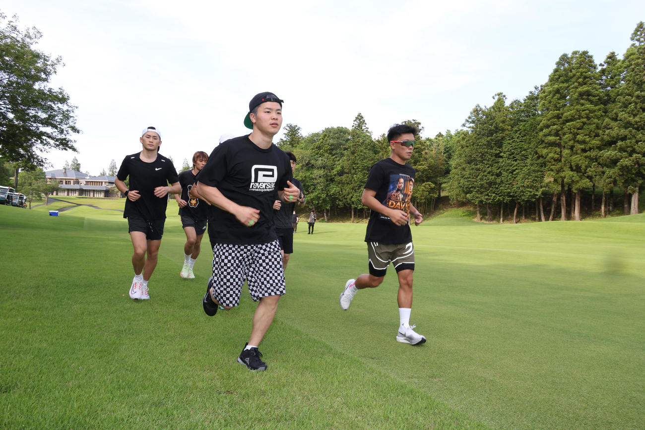 千葉県内のゴルフ場でランニングトレーニングを公開する那須川（左から3人目）（撮影・中島郁夫）