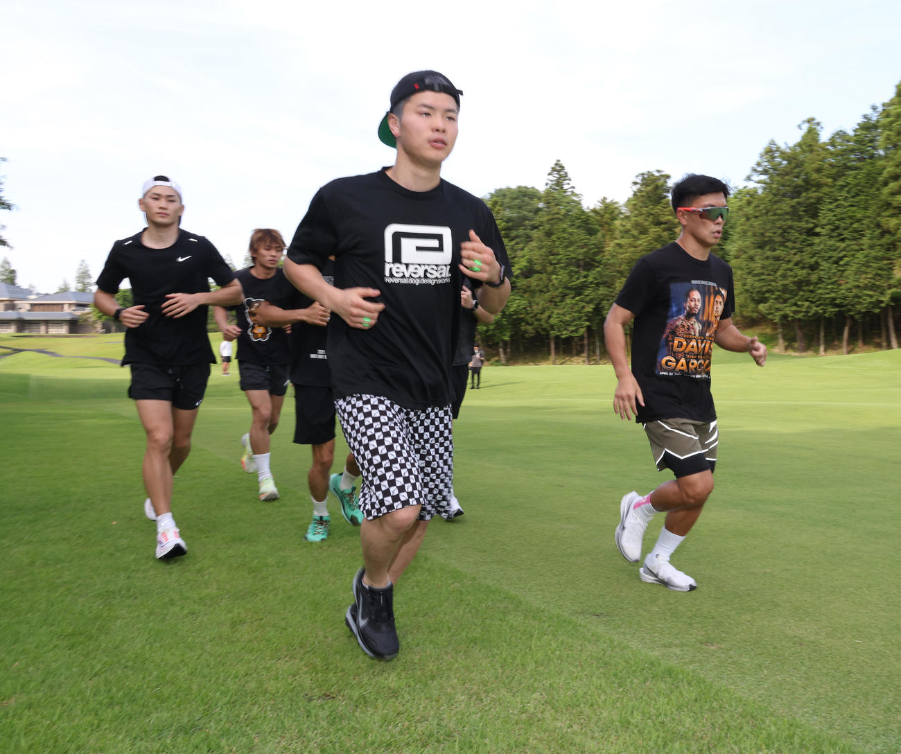 千葉県内のゴルフ場でランニングトレーニングを公開する那須川（右から2人目）（撮影・中島郁夫）