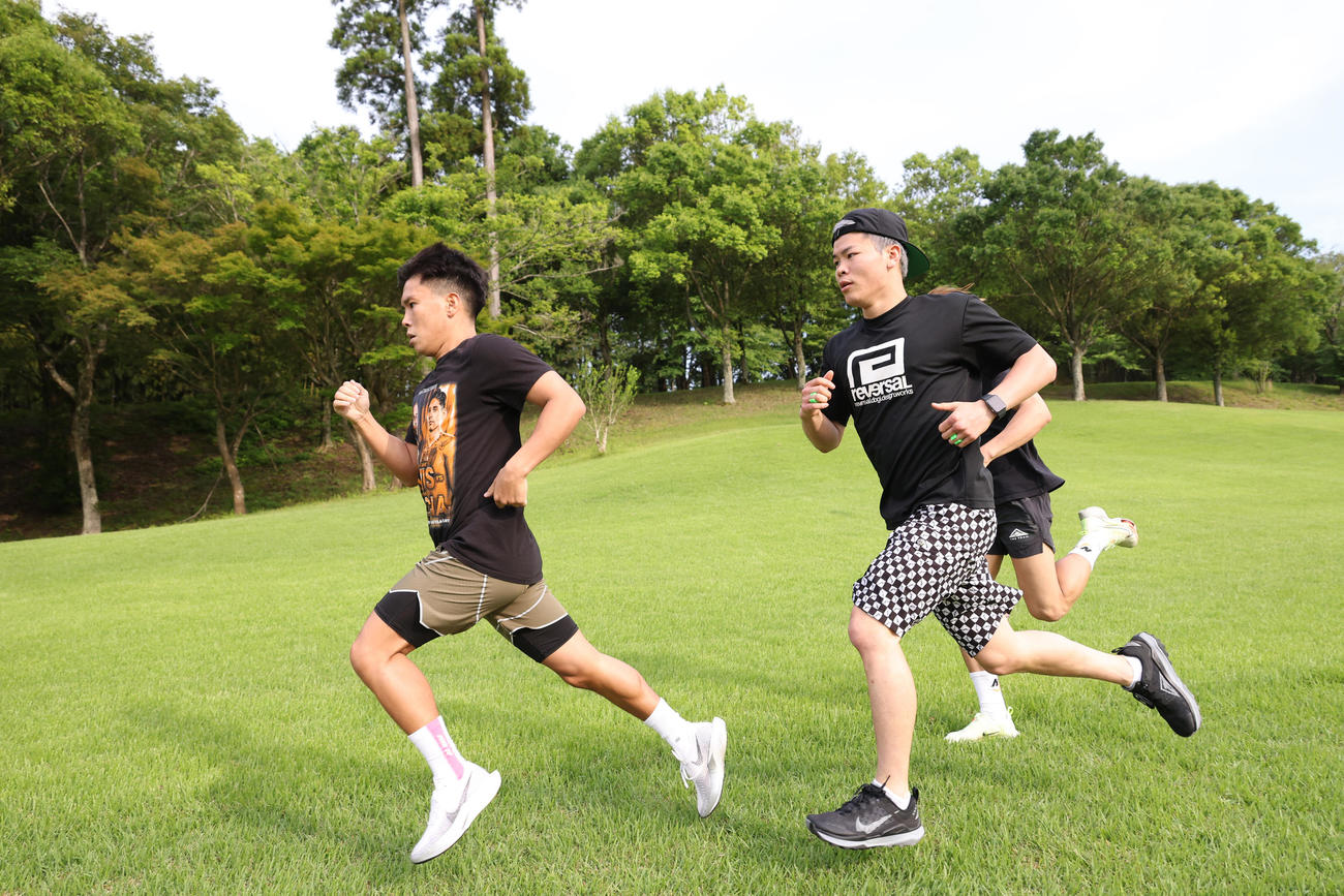 千葉県内のゴルフ場でランニングトレーニングを公開する那須川（右）（撮影・中島郁夫）