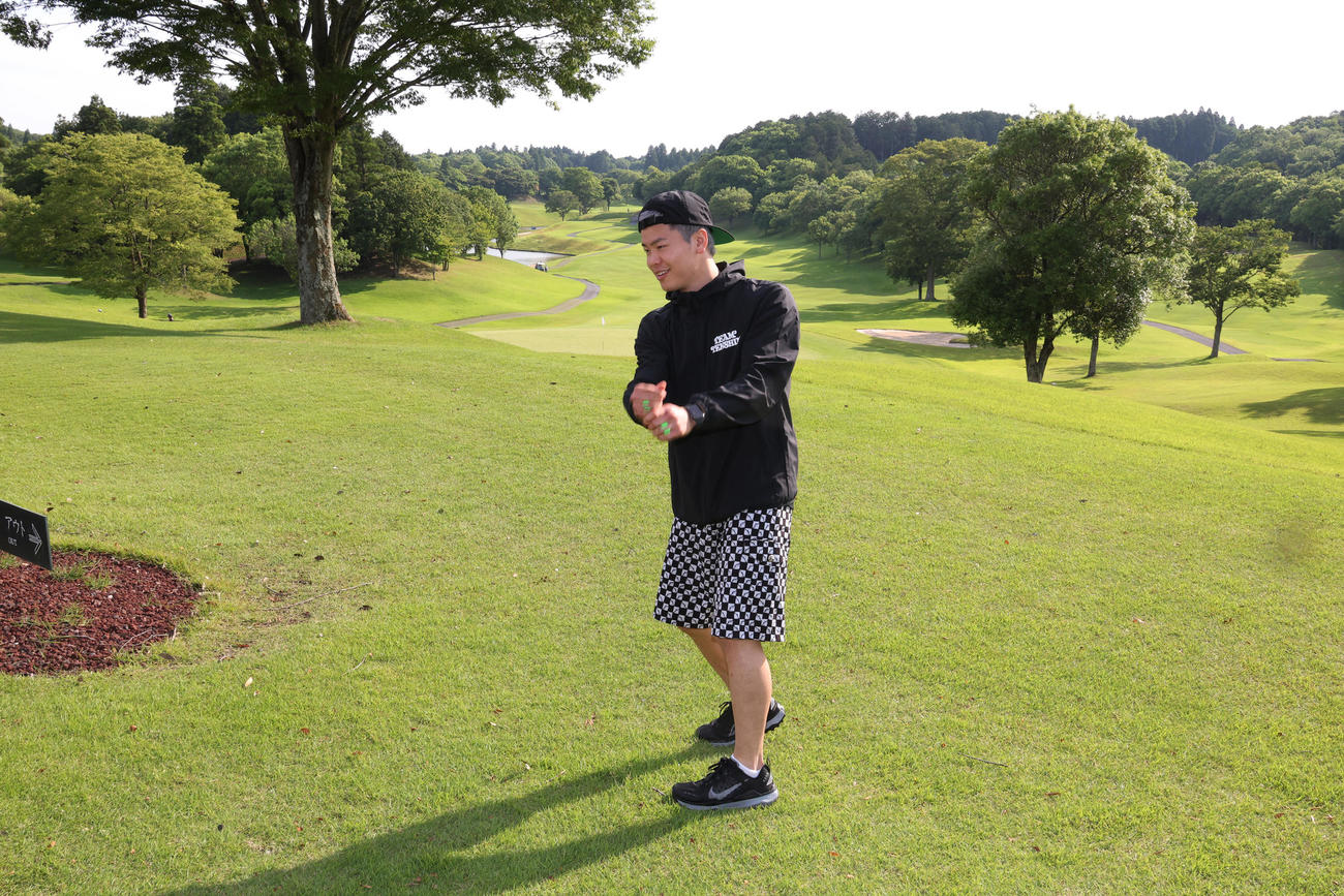 公開トレーニング前にゴルフスイングのまねをする那須川（撮影・中島郁夫）