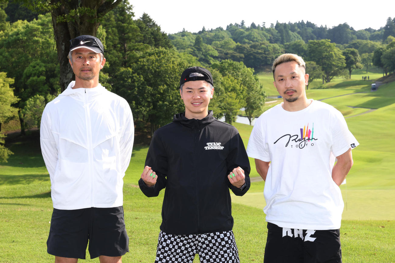 公開トレーニング前に記念撮影する、左から中村コーチ、那須川、粟生トレーナー（撮影・中島郁夫）