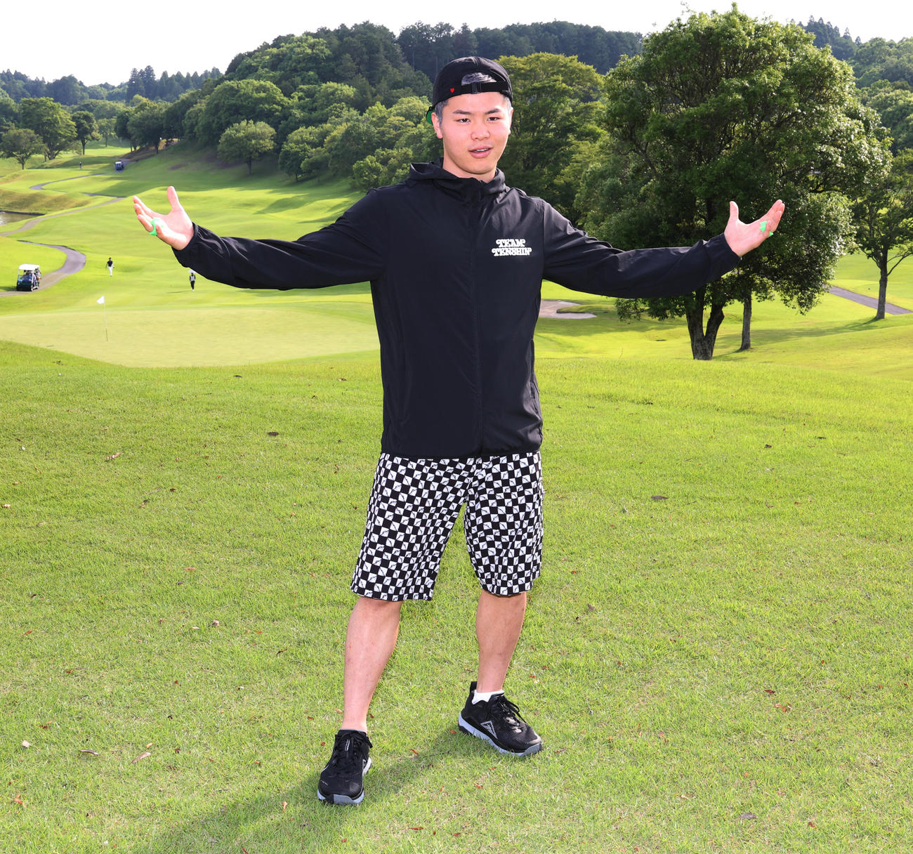 公開トレーニング前の記念撮影でポーズを決める那須川（撮影・中島郁夫）