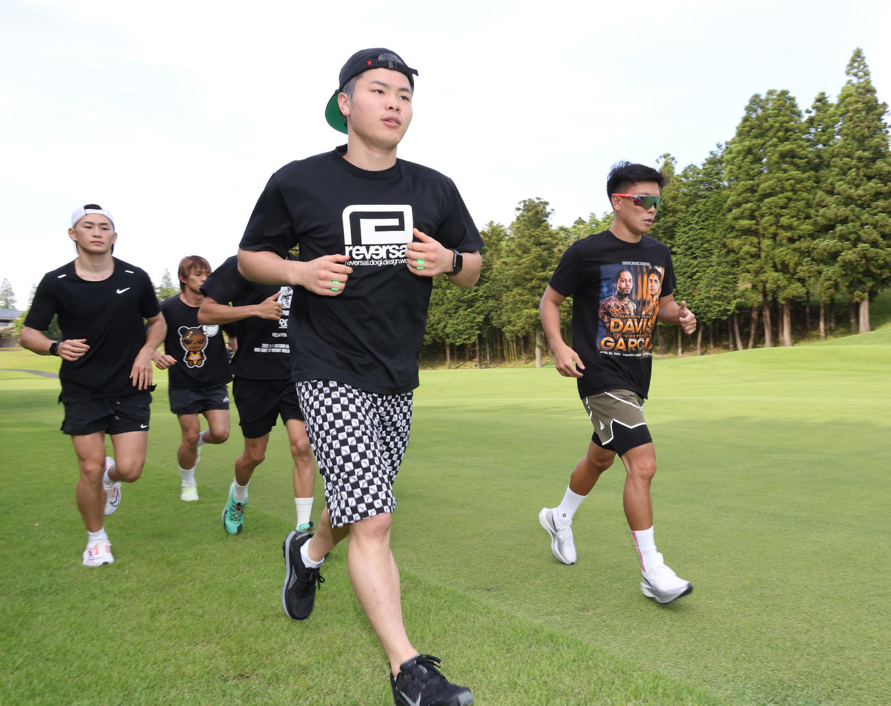 千葉県内のゴルフ場でランニングトレーニングを公開する那須川（右から2人目）（撮影・中島郁夫）