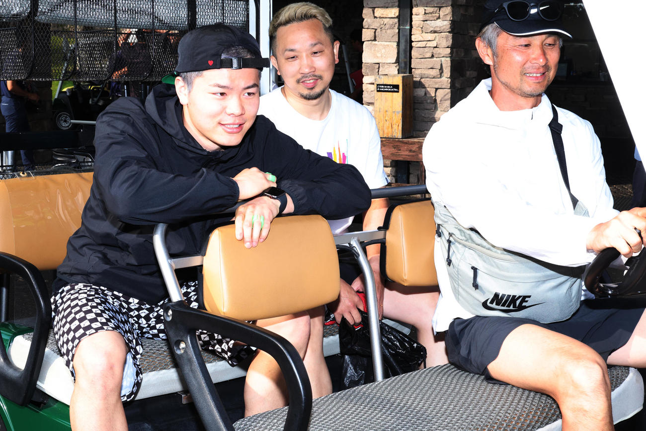 ゴルフカートに乗り込む、左から那須川、粟生トレーナー、中村コーチ（撮影・中島郁夫）
