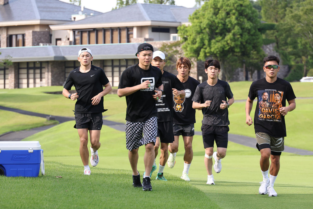 千葉県内のゴルフ場でランニングトレーニングを公開する那須川（左から2人目）（撮影・中島郁夫）