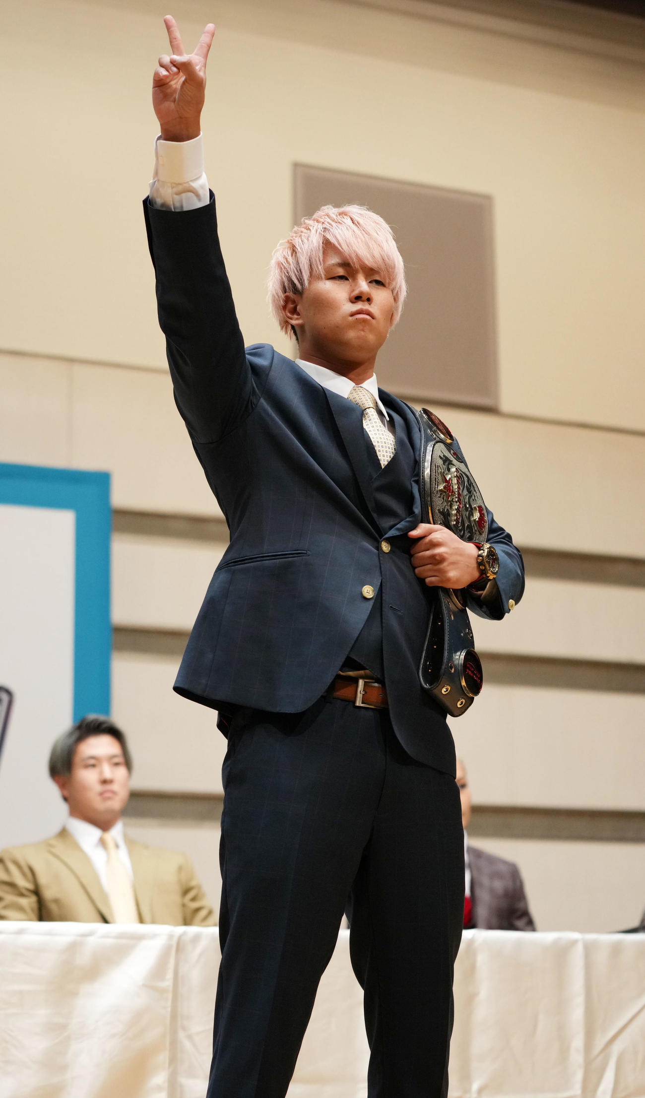 前日会見に登場しポーズを決める青柳亮生（撮影・横山健太）