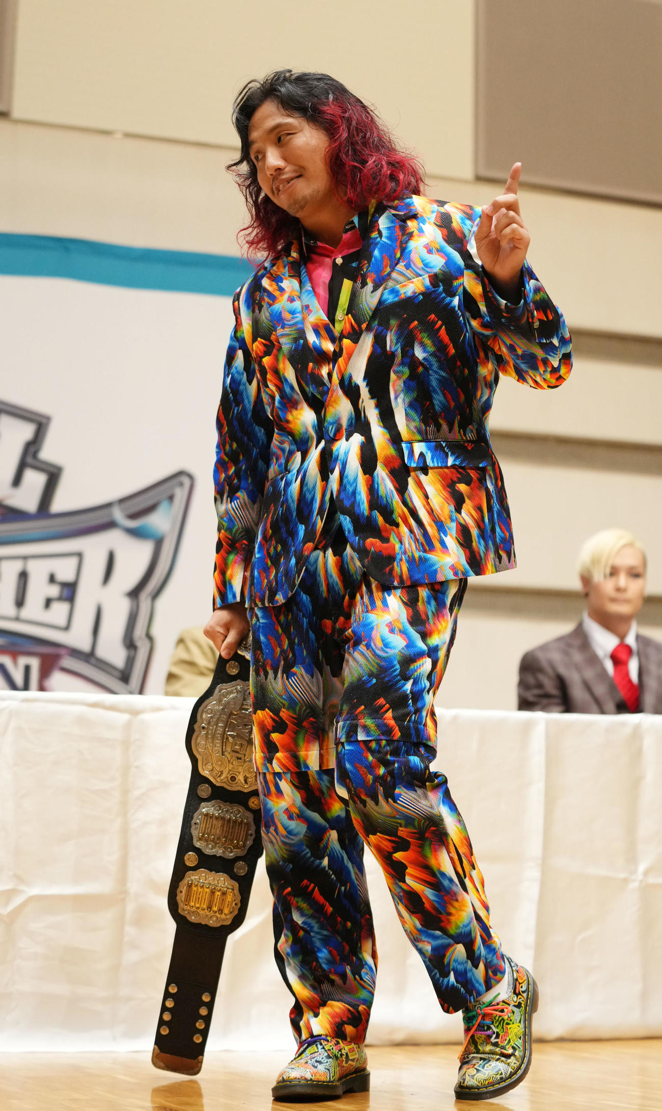 前日会見に登場しポーズを決める高橋ヒロム（撮影・横山健太）