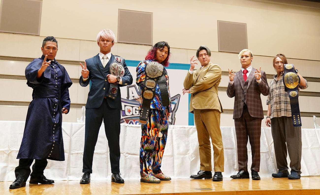 「ALL TOGETHER AGAIN」前日会見に登場しポーズを決める、左からAMAKUSA、青柳亮生、高橋ヒロム、マスター・ワト、ライジングHAYATO、HAYATA（撮影・横山健太）