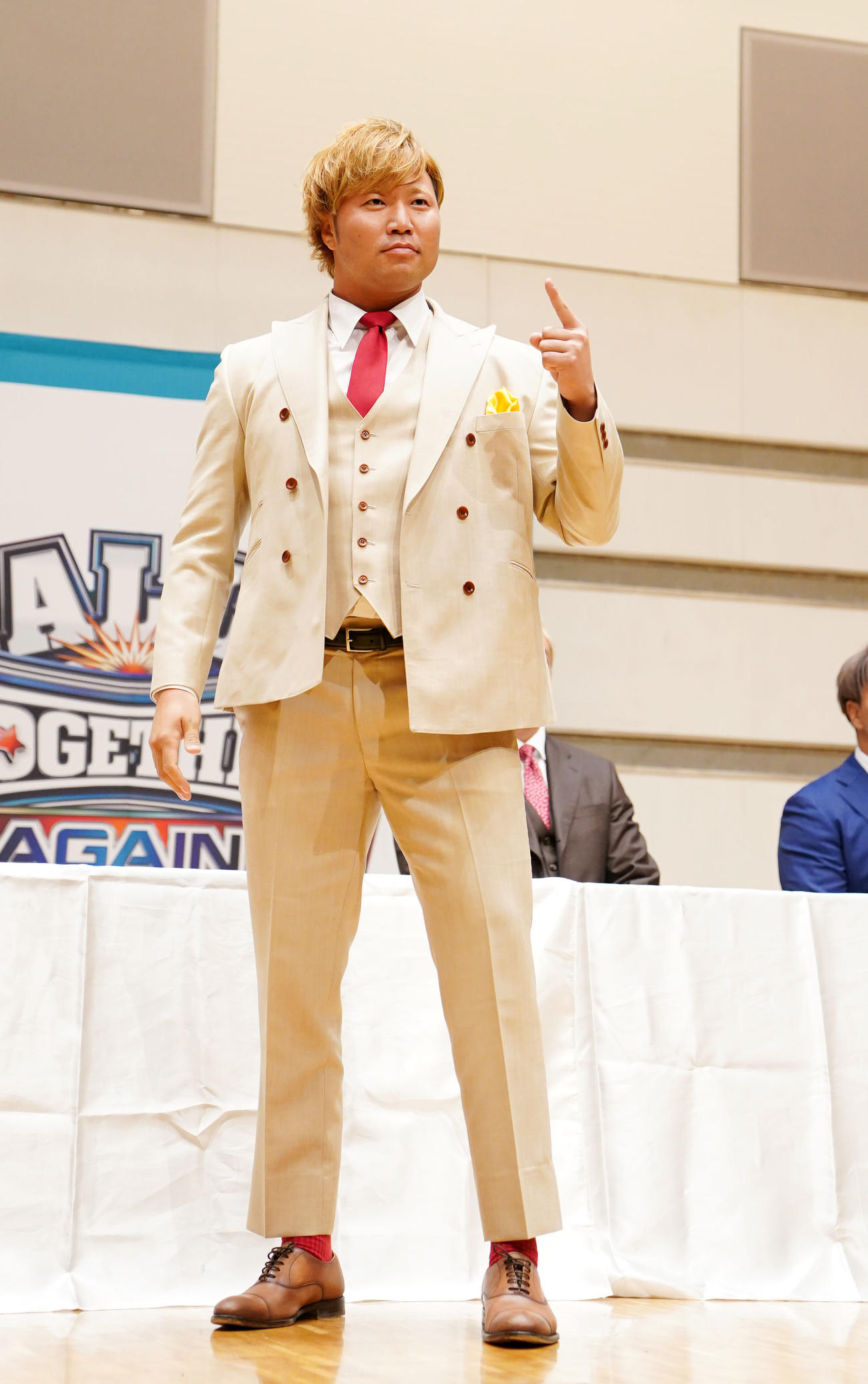 前日会見に登場しポーズを決める宮原健斗（撮影・横山健太）