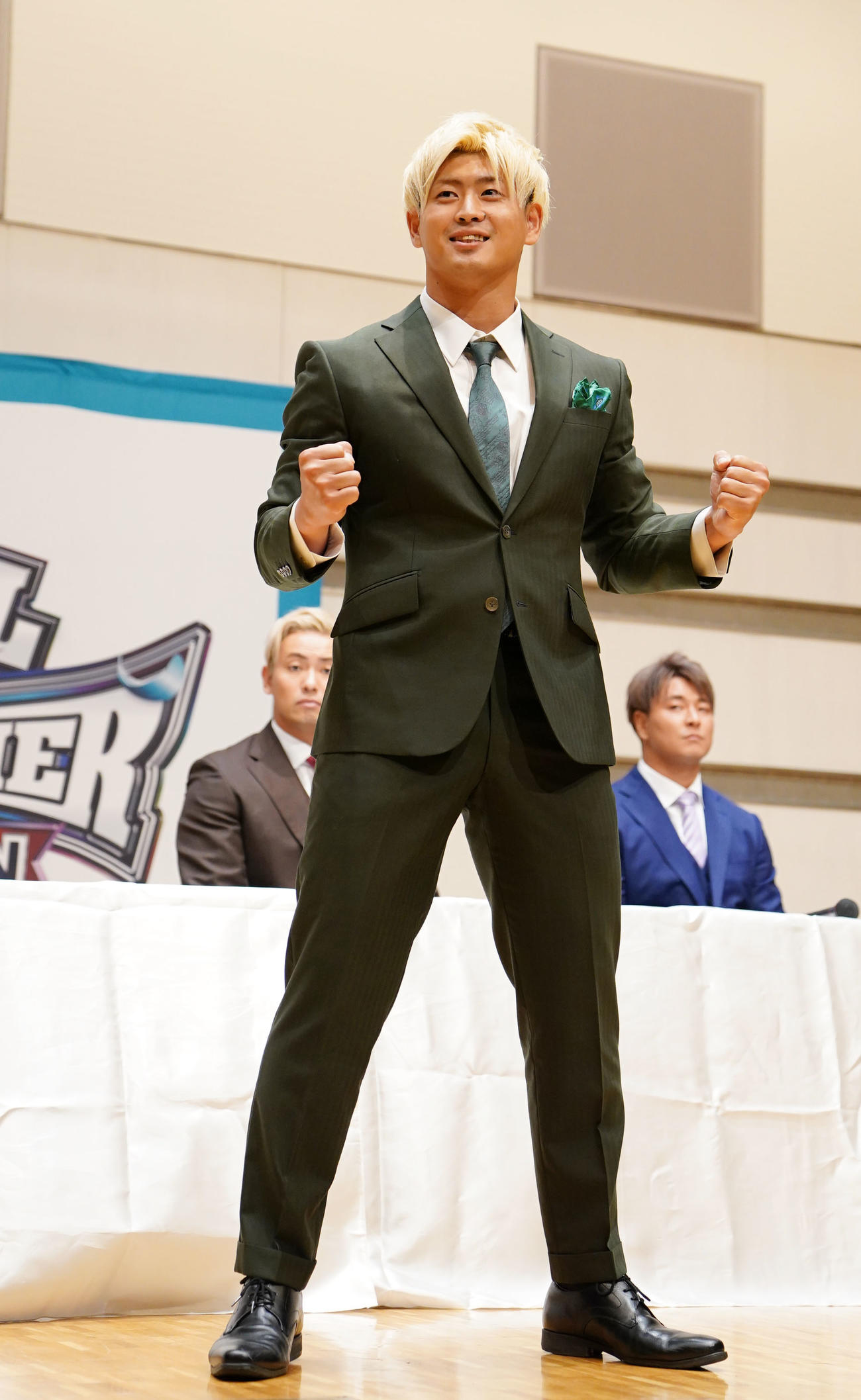前日会見に登場しポーズを決める清宮海斗（撮影・横山健太）