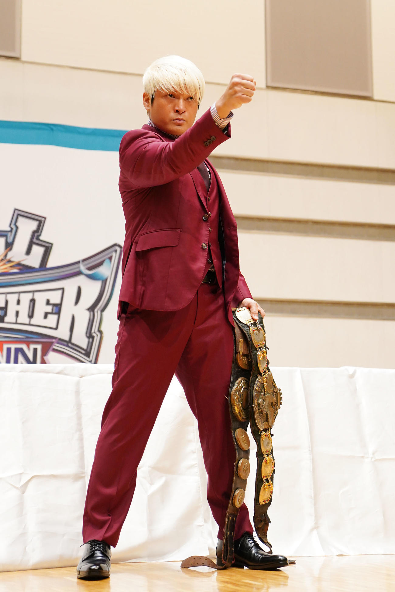 前日会見に登場しポーズを決める拳王（撮影・横山健太）