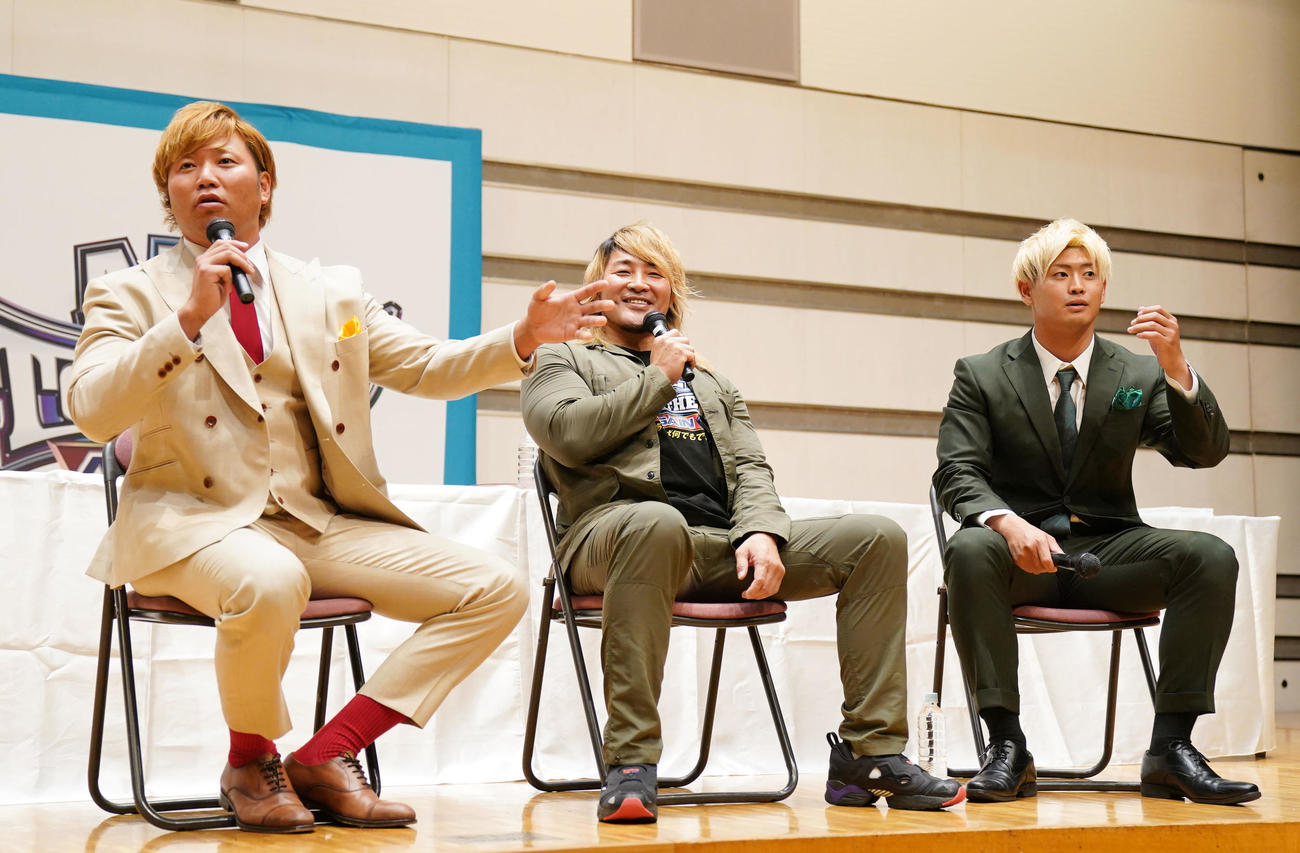 会見後に談笑する、左から宮原健斗、棚橋弘至、清宮海斗（撮影・横山健太）