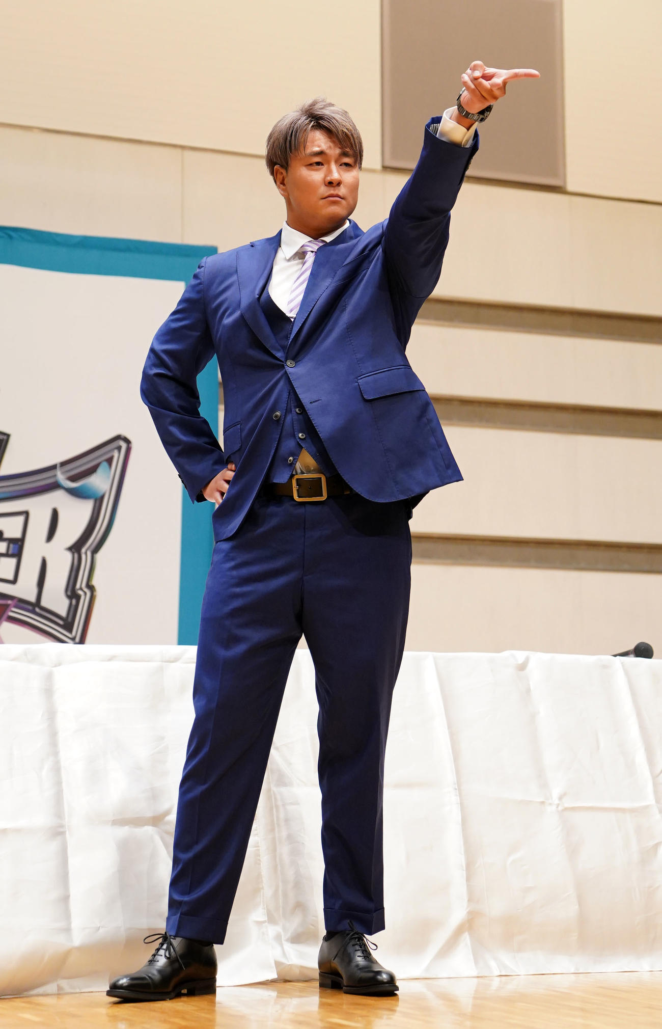 前日会見に登場しポーズを決める青柳優馬（撮影・横山健太）