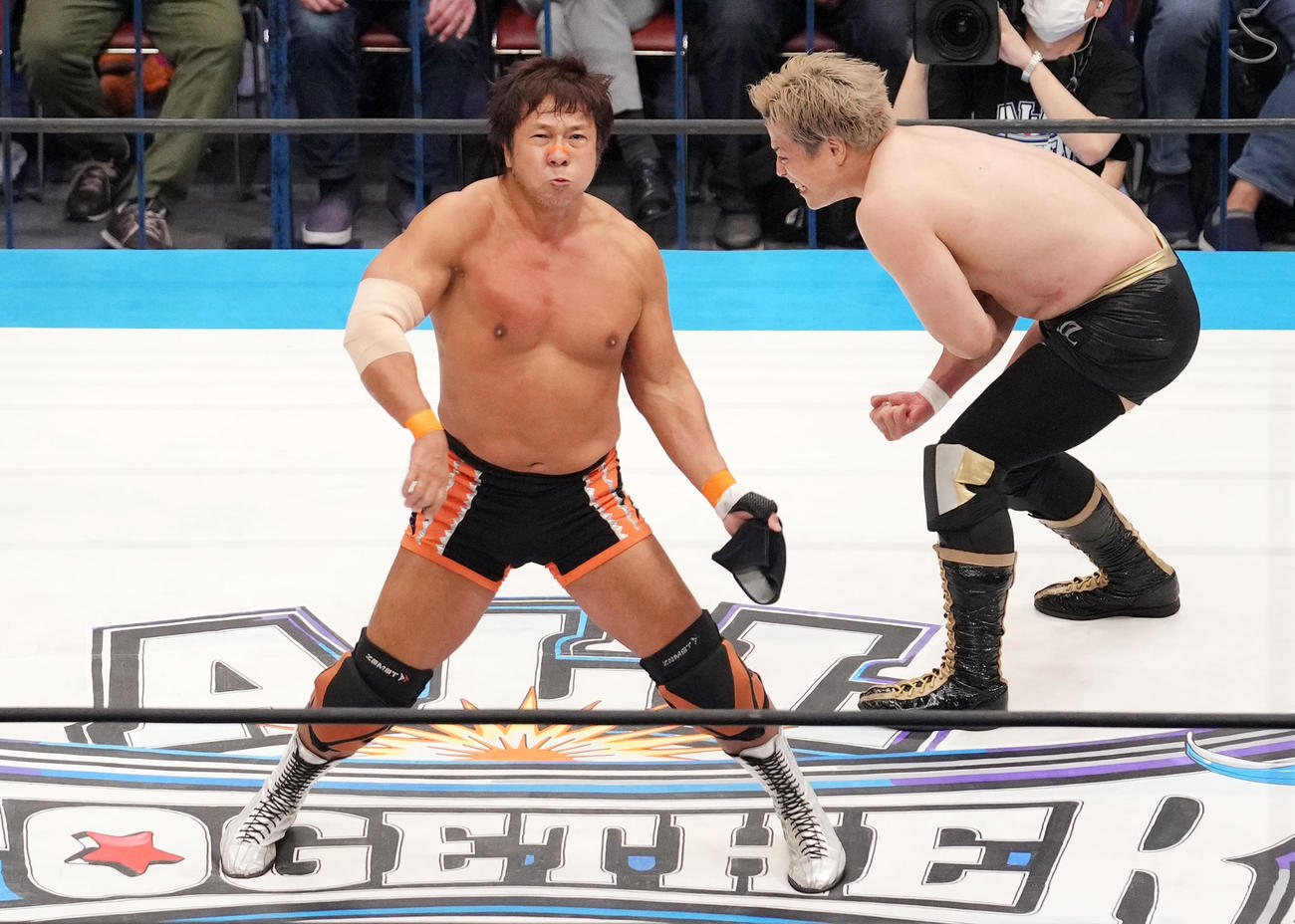 サポーターを投げ捨てる小島聡（左）（撮影・横山健太）