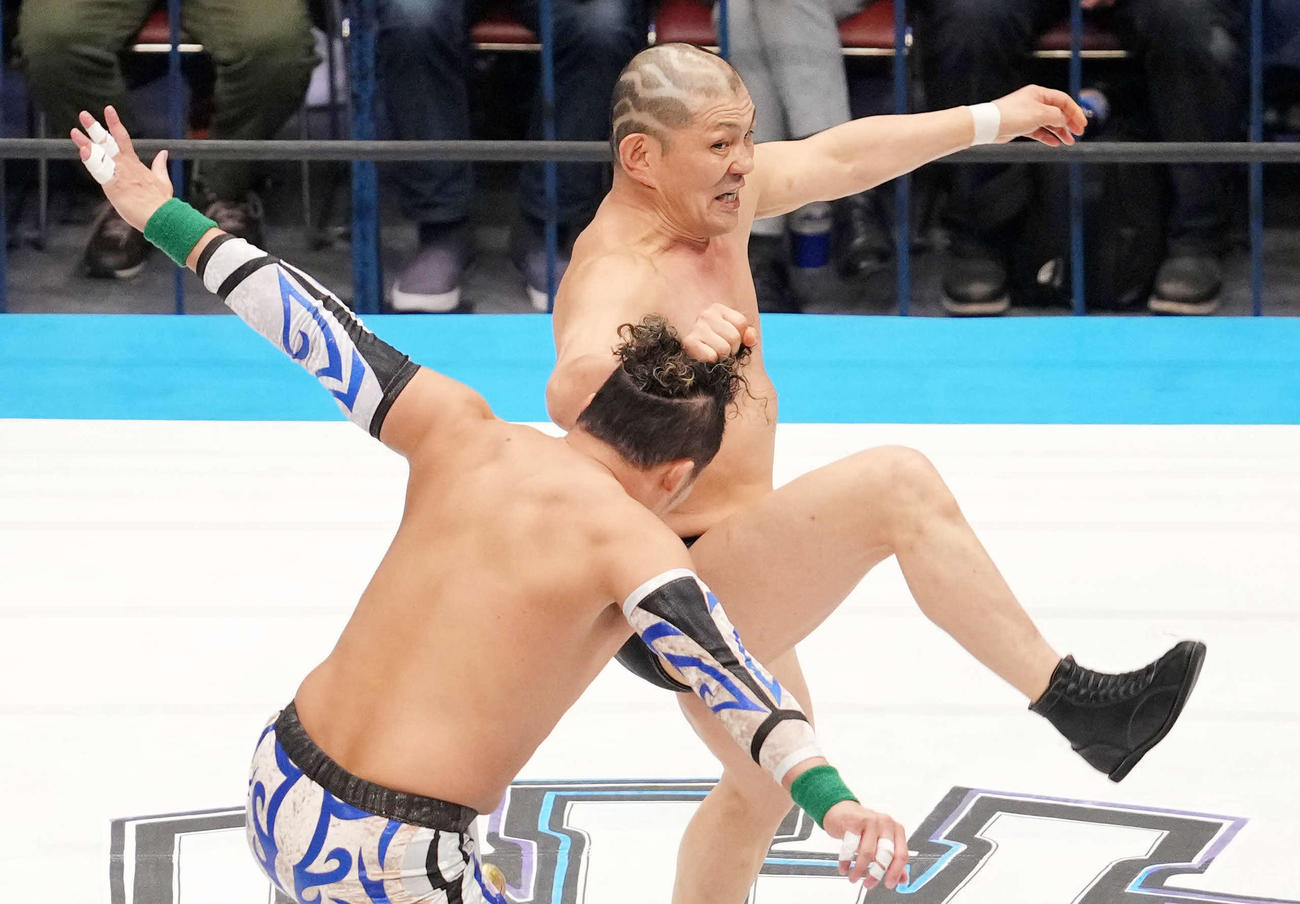 丸藤正道（左）を攻める鈴木みのる（撮影・横山健太）