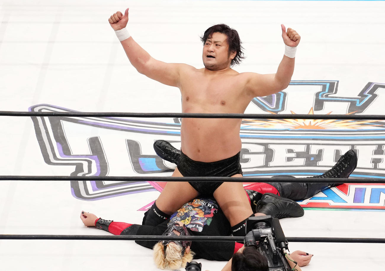 BUSHI（下）に勝利する諏訪魔（撮影・横山健太）