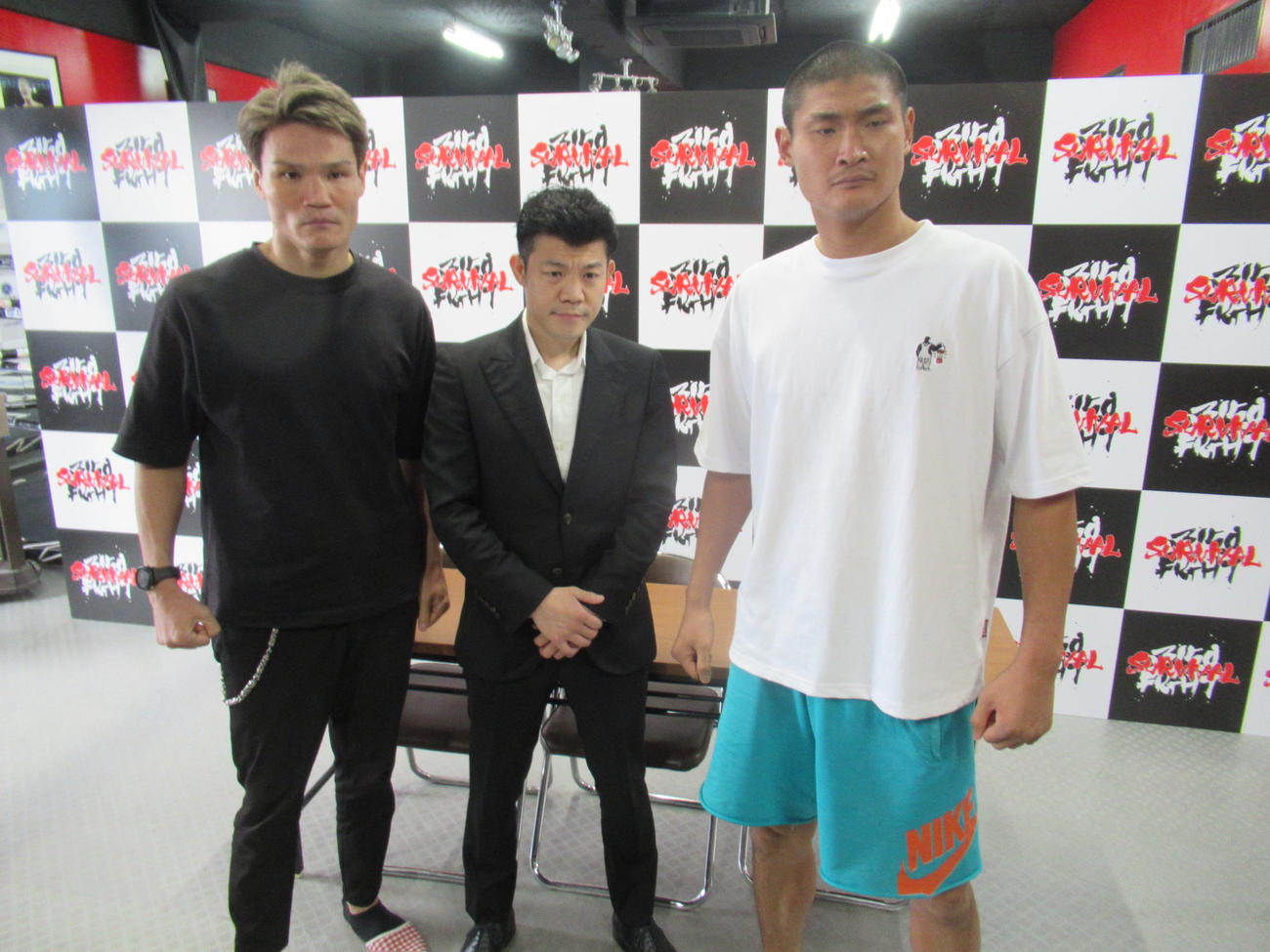 会見後の写真撮影に臨む左から野中、亀田ファウンダー、帝尊（撮影・実藤健一）