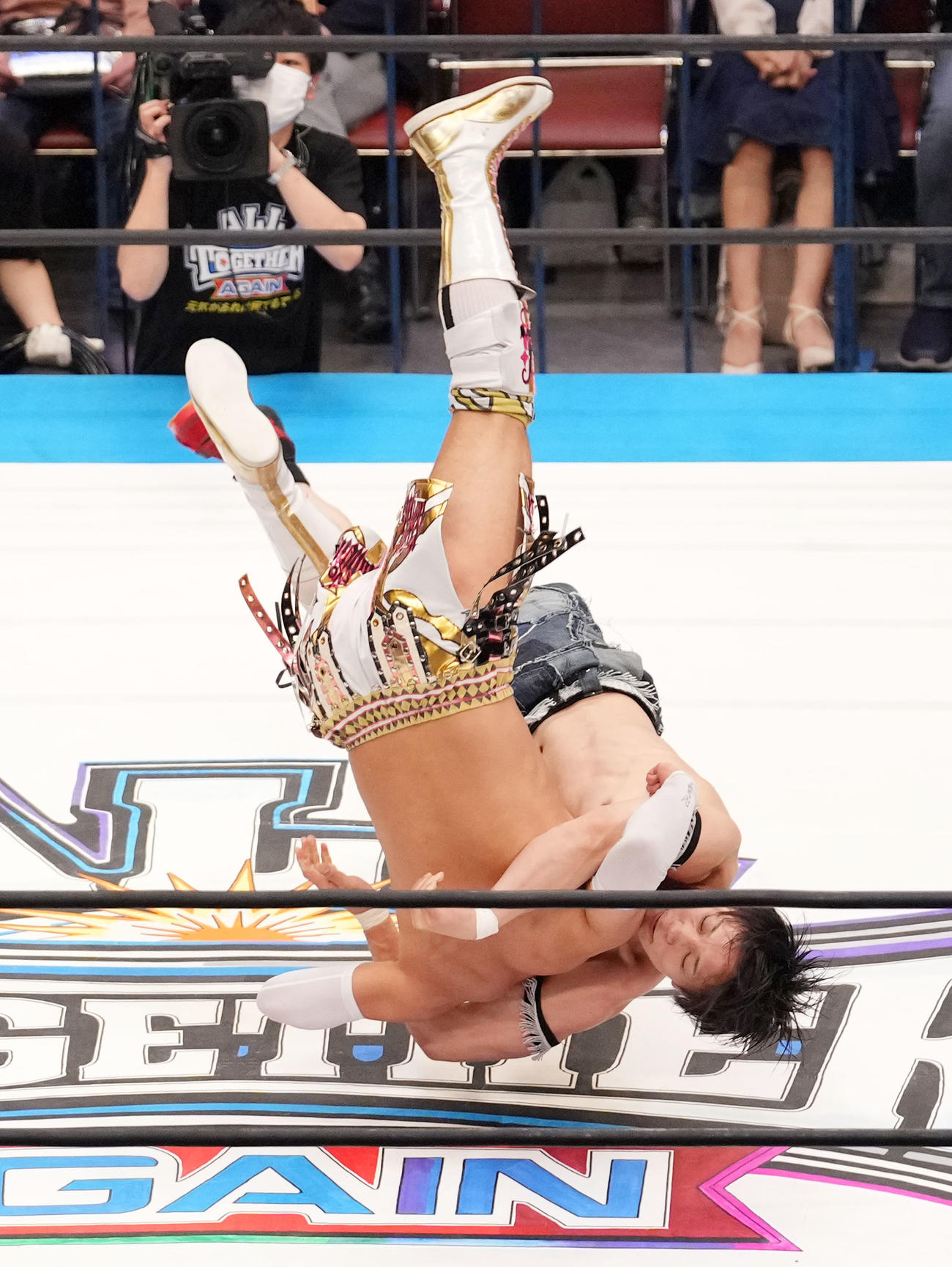 小峠篤司（手前）にダイレクトドライブを決めるＹＯＨ（撮影・横山健太）