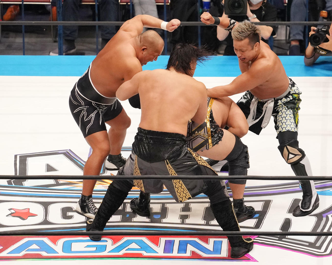 あばれ太鼓を決める、左から石井智宏、後藤洋央紀、YOSHI－HASHI（撮影・横山健太）