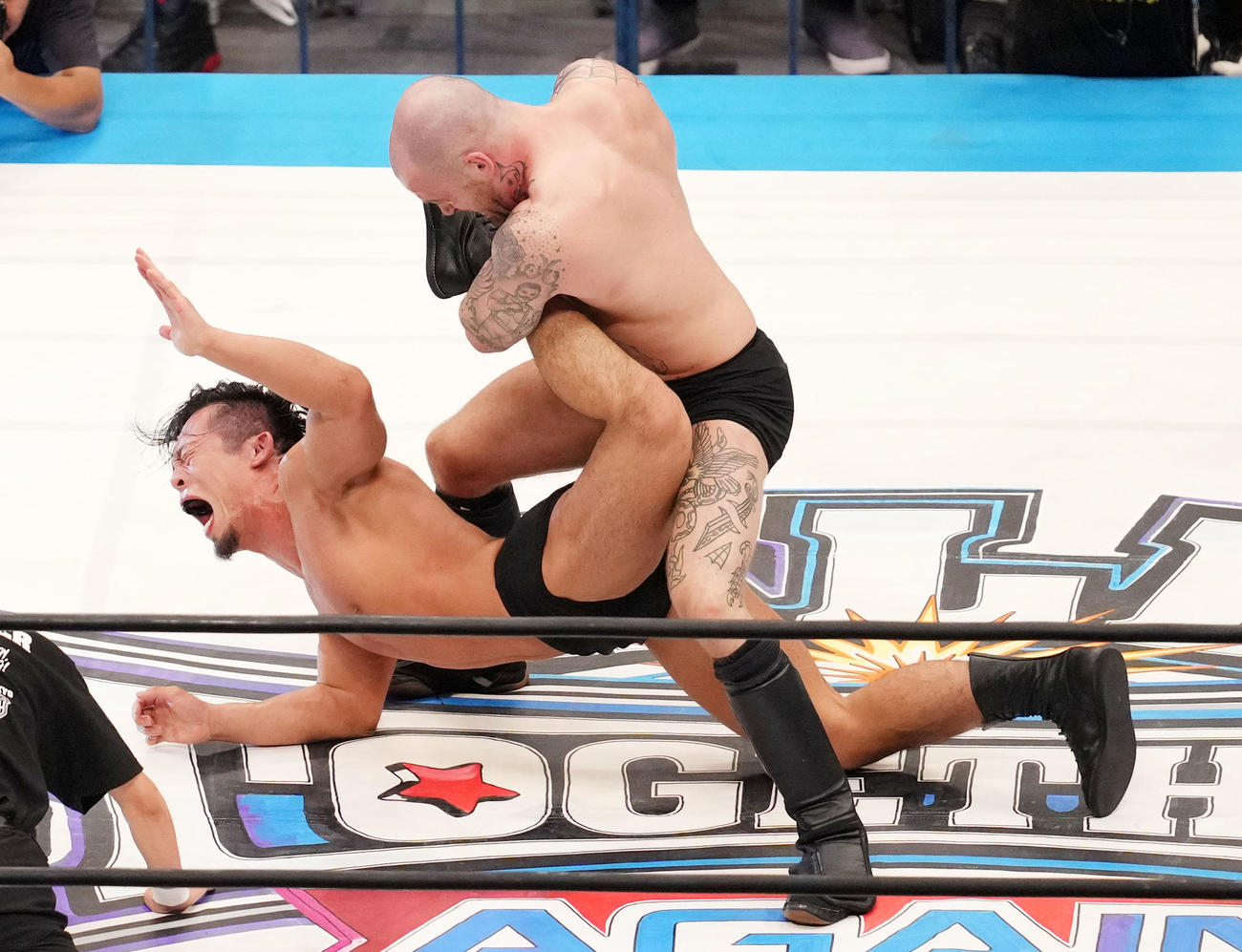 藤田晃生（左）に勝利するクリス・リッジウェイ（撮影・横山健太）