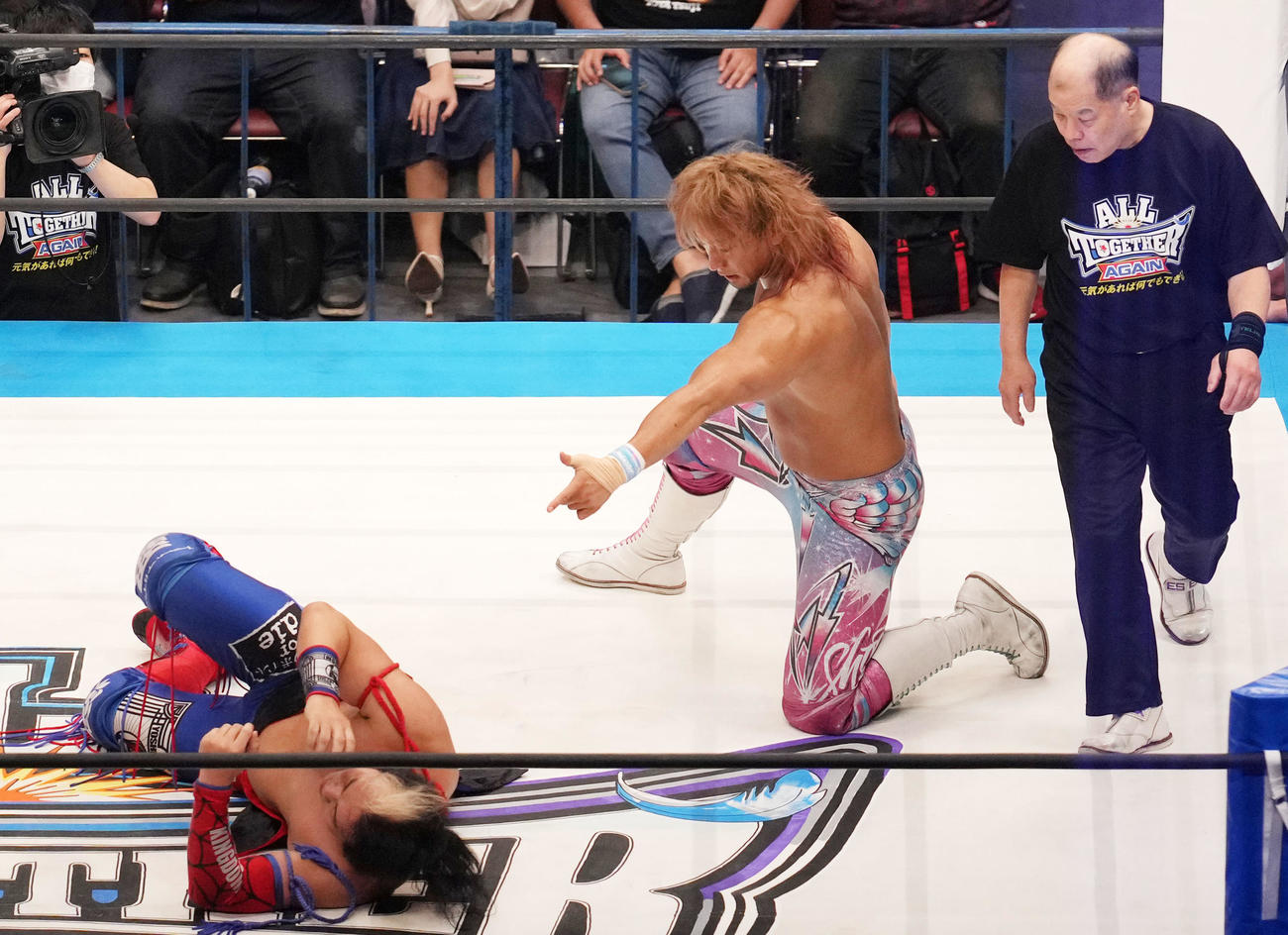 ヨシ・タツ（左）に向けポーズを決める海野翔太（撮影・横山健太）