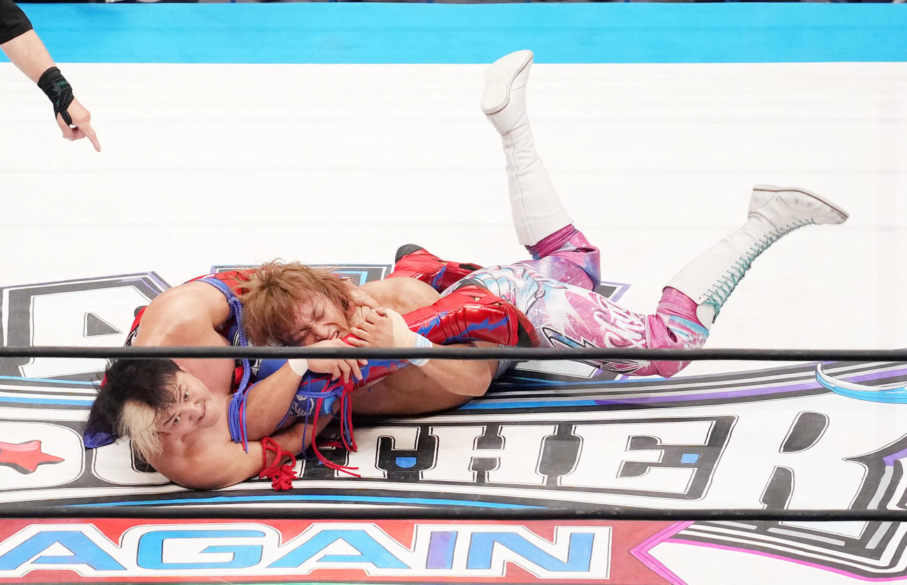 海野翔太（右）をヨシタツ幻想で攻めるヨシ・タツ（撮影・横山健太）