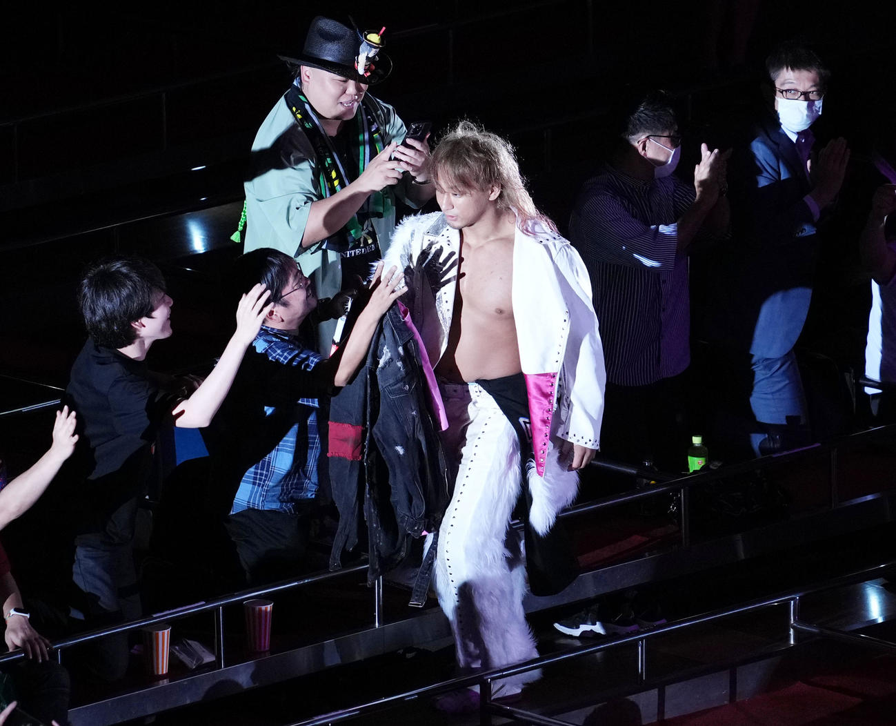 観客席から登場する海野翔太（撮影・横山健太）