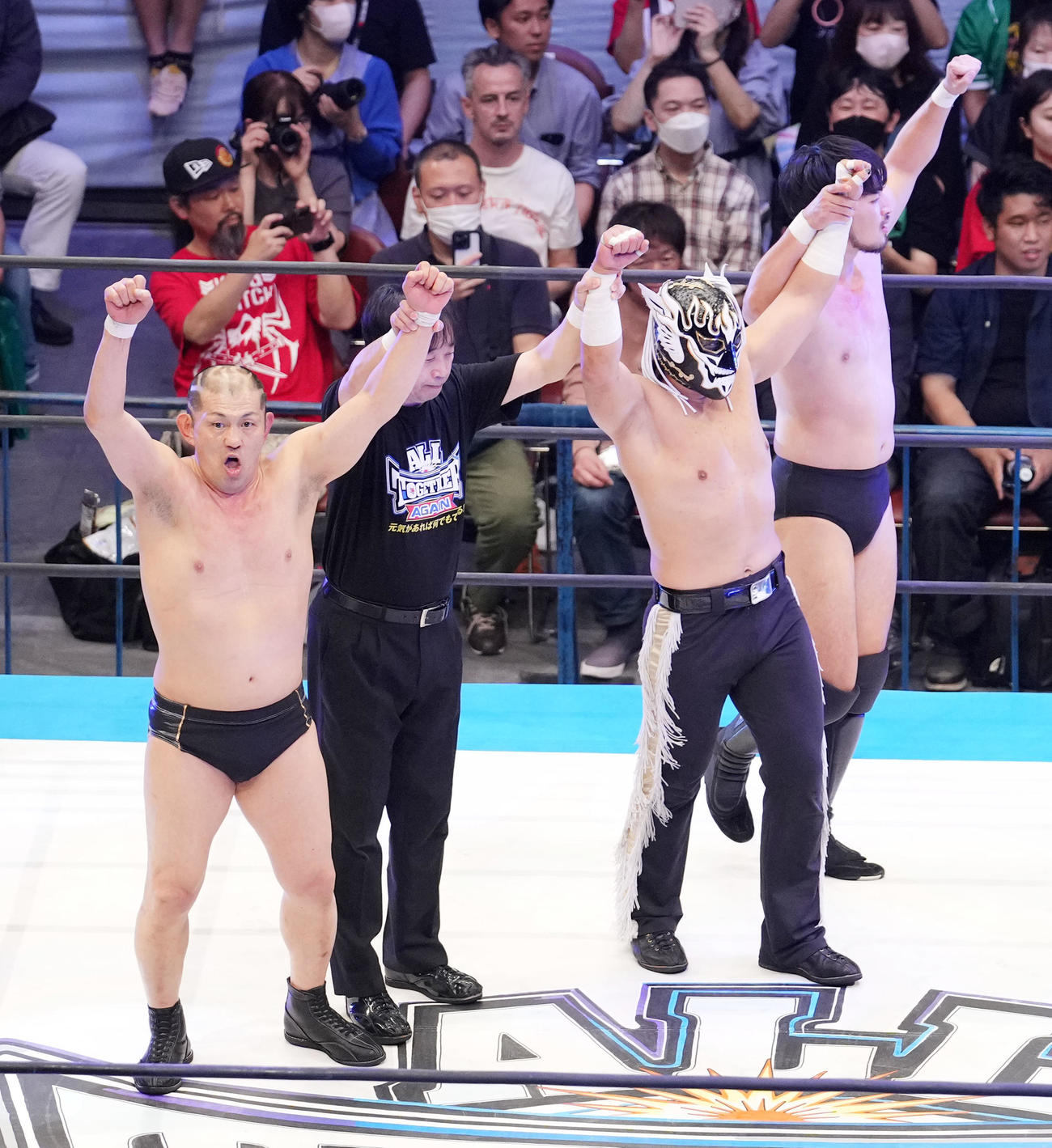 勝利し雄たけびを上げる、左から鈴木みのる、1人おいてエル・デスペラード、成田蓮（撮影・横山健太）
