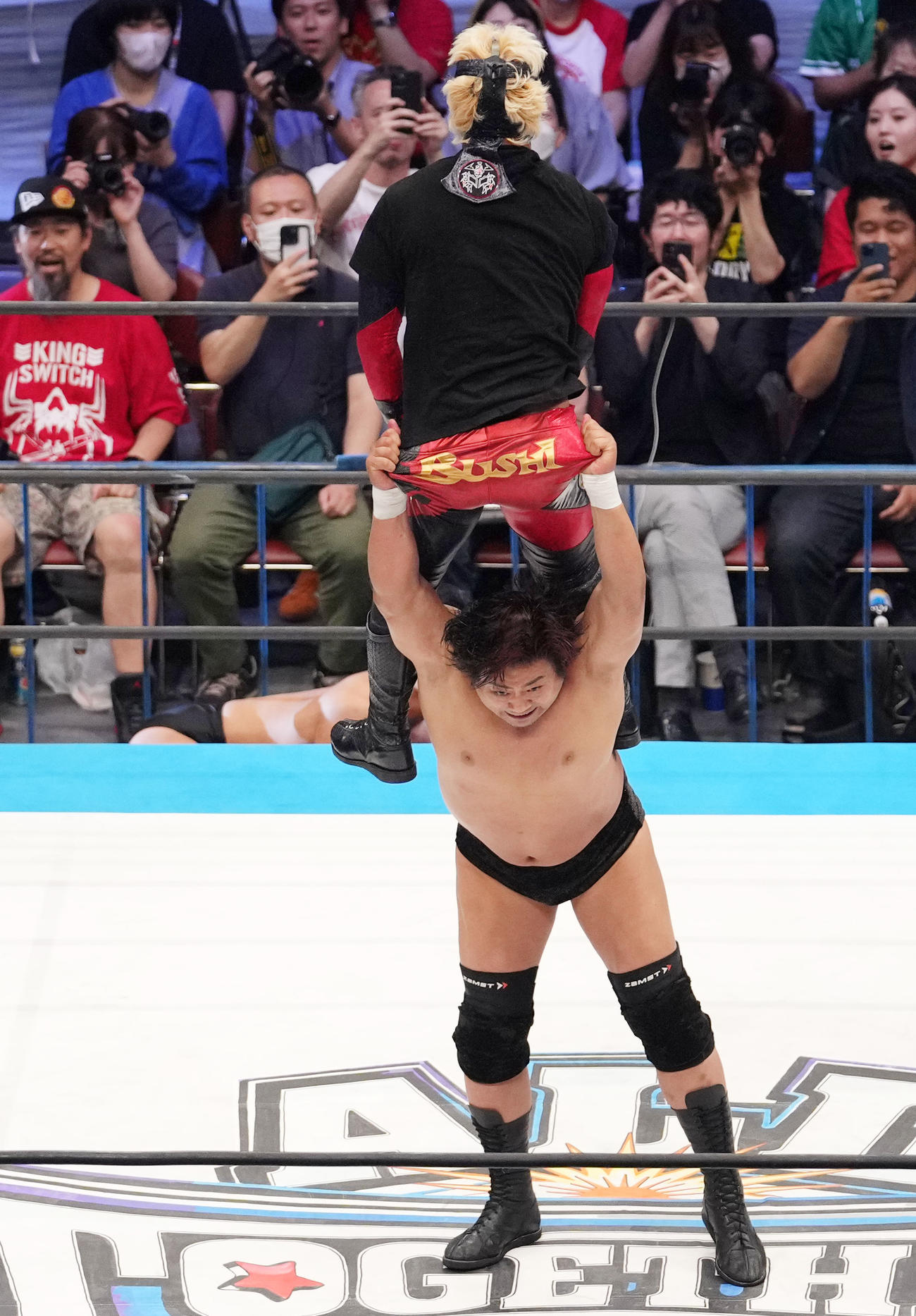 BUSHI（上）をラストライドで投げ飛ばす諏訪魔（撮影・横山健太）