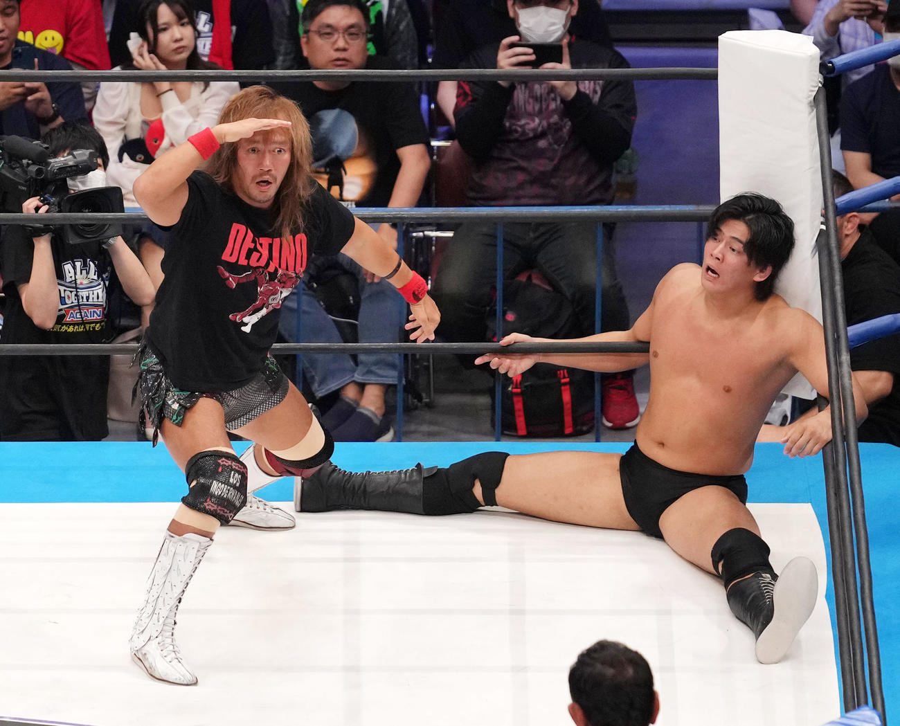 永田裕志（手前）に対し敬礼ポーズで挑発する内藤哲也（左）（撮影・横山健太）