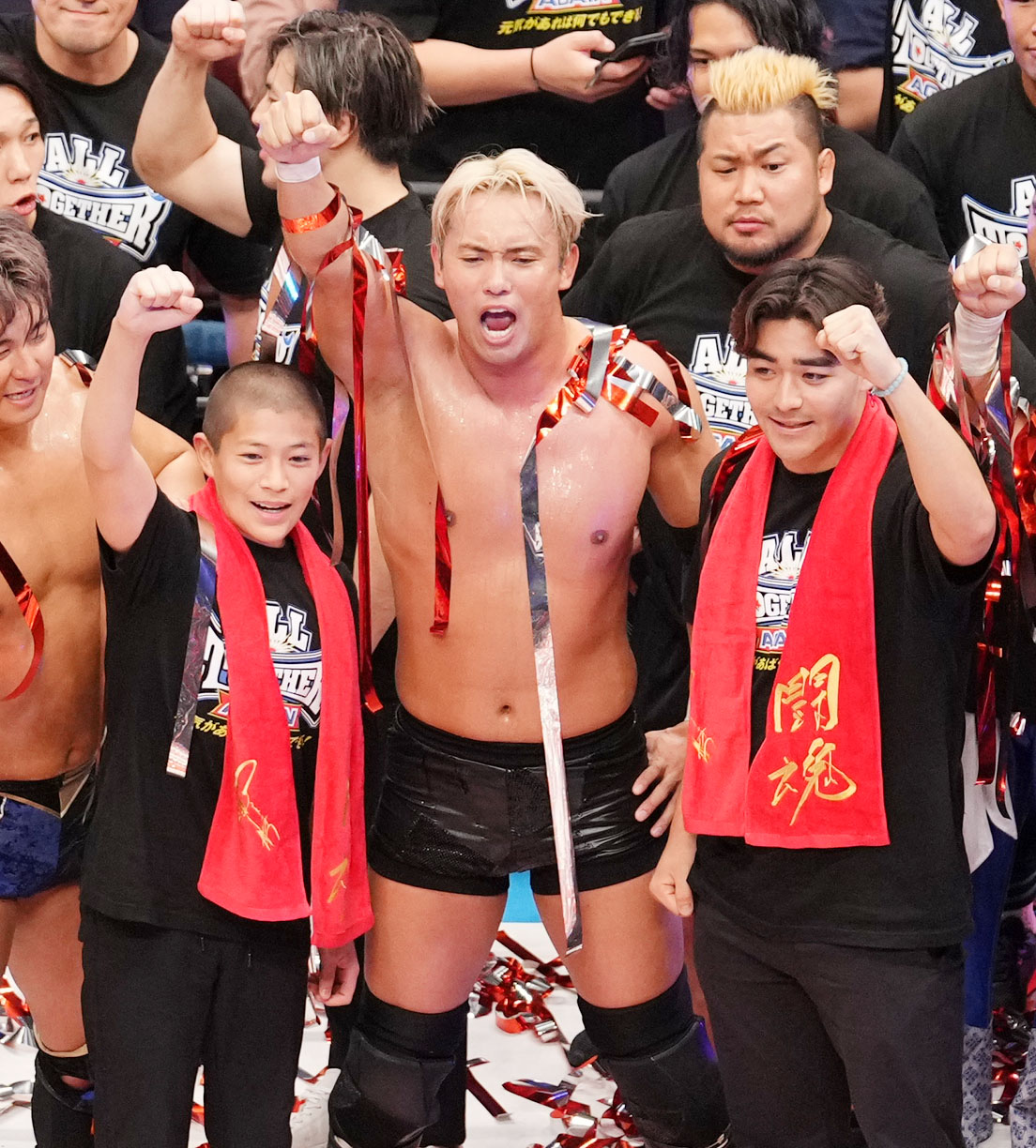 アントニオ猪木さんの孫たちと一緒にポーズを決めるオカダ・カズチカ（中央（撮影・横山健太）
