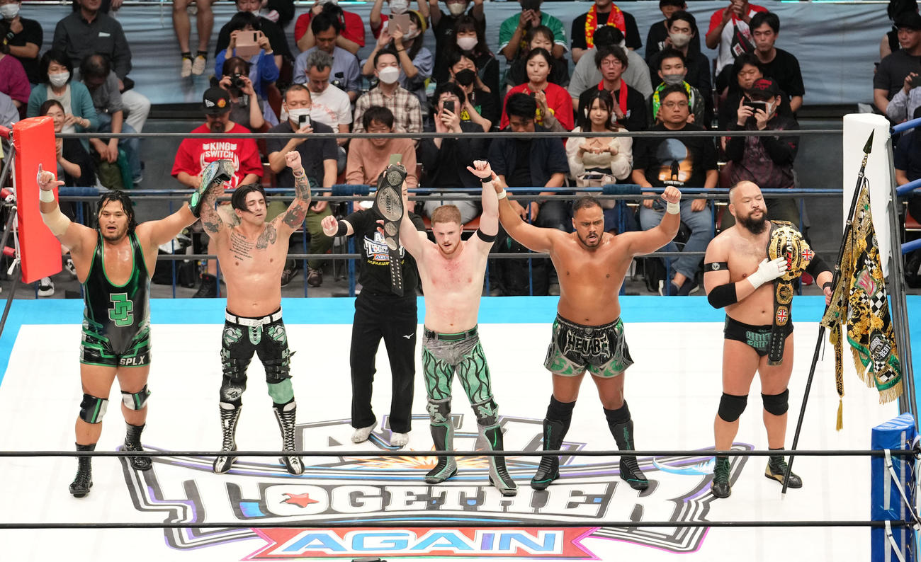 勝利したジェフ・コブ、TJP、フランシスコ・アキラ、アーロン・ヘナーレ、グレートーOーカーン組（撮影・横山健太）