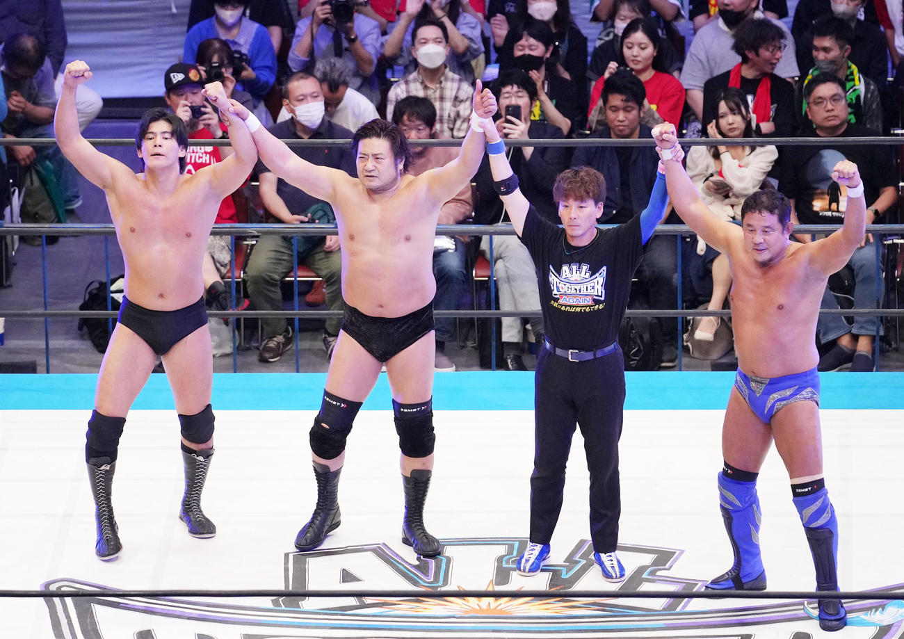 勝利した、左から安斉勇馬、永田裕志、諏訪魔組（撮影・横山健太）