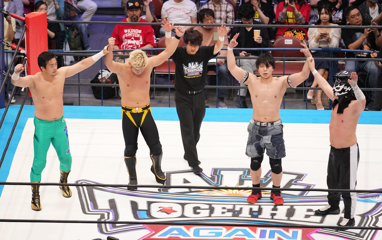 試合に勝利する、左から田口隆祐、井上凌、YOH、ブラックめんそーれ（撮影・横山健太）