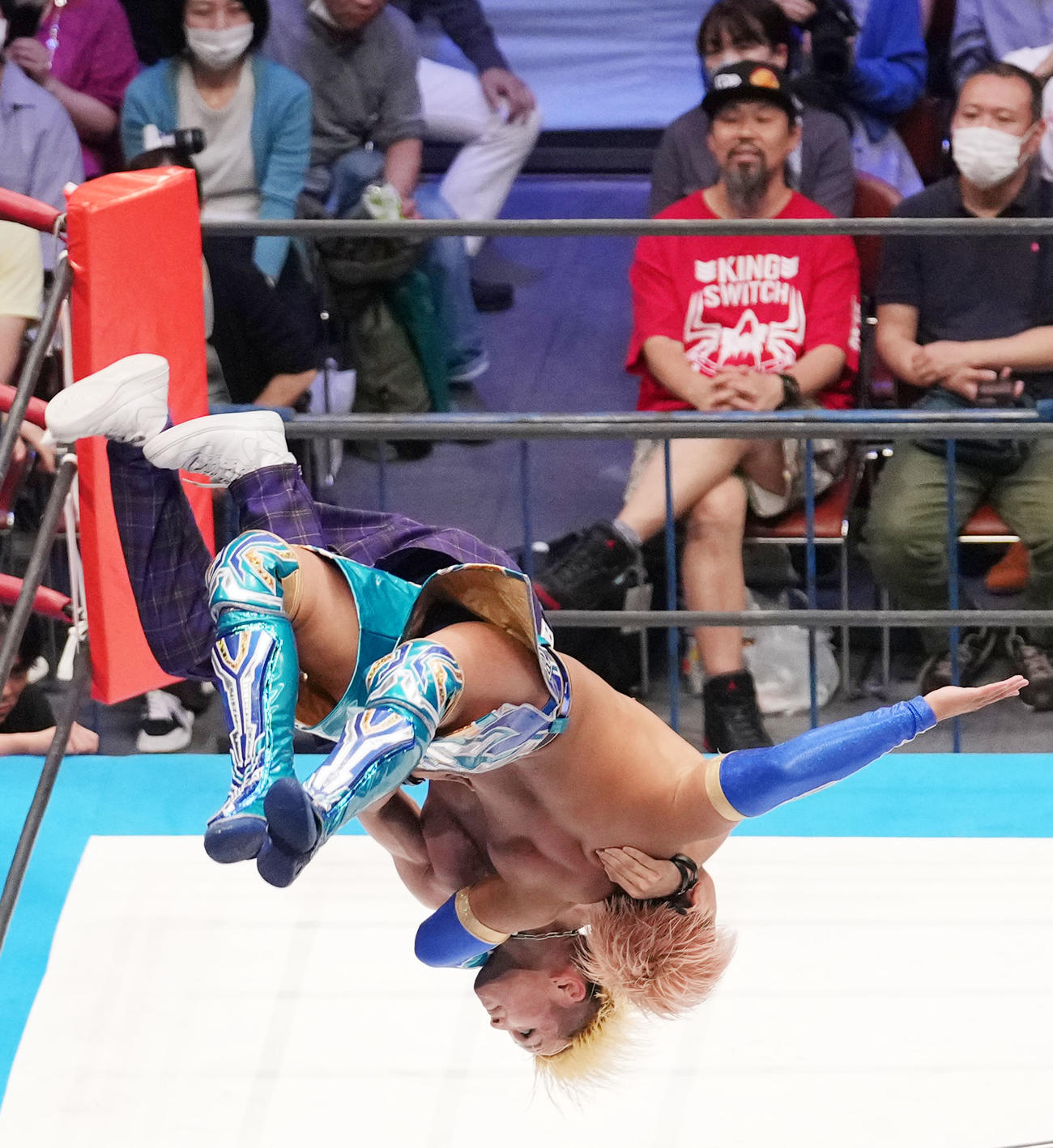 ライジングHAYATO（左）を攻める青柳亮生（撮影・横山健太）