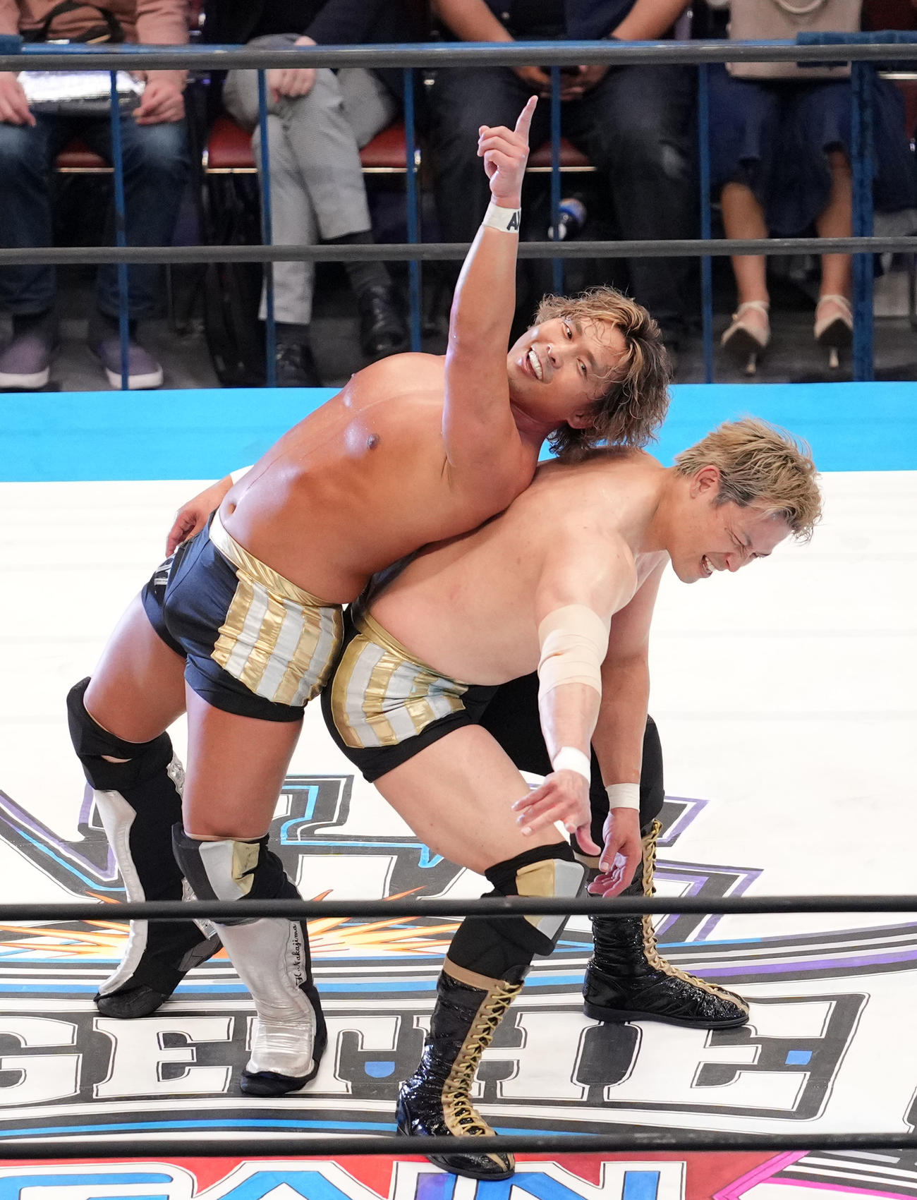 勝利しポーズを決める中島勝彦、潮崎豪組（撮影・横山健太）