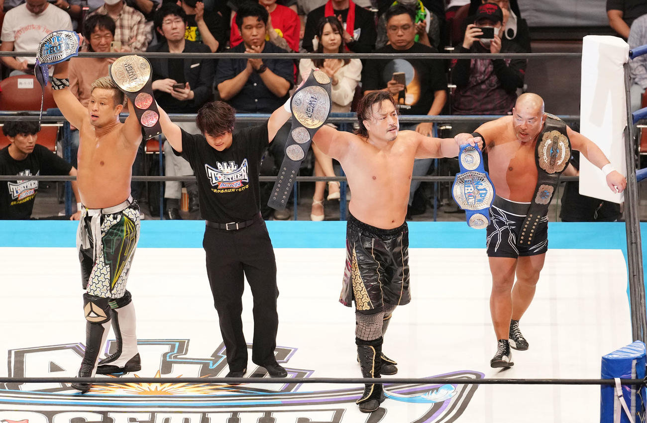 試合に勝利する、YOSHI－HASHI、1人おいて後藤洋央紀、石井智宏組（撮影・横山健太）