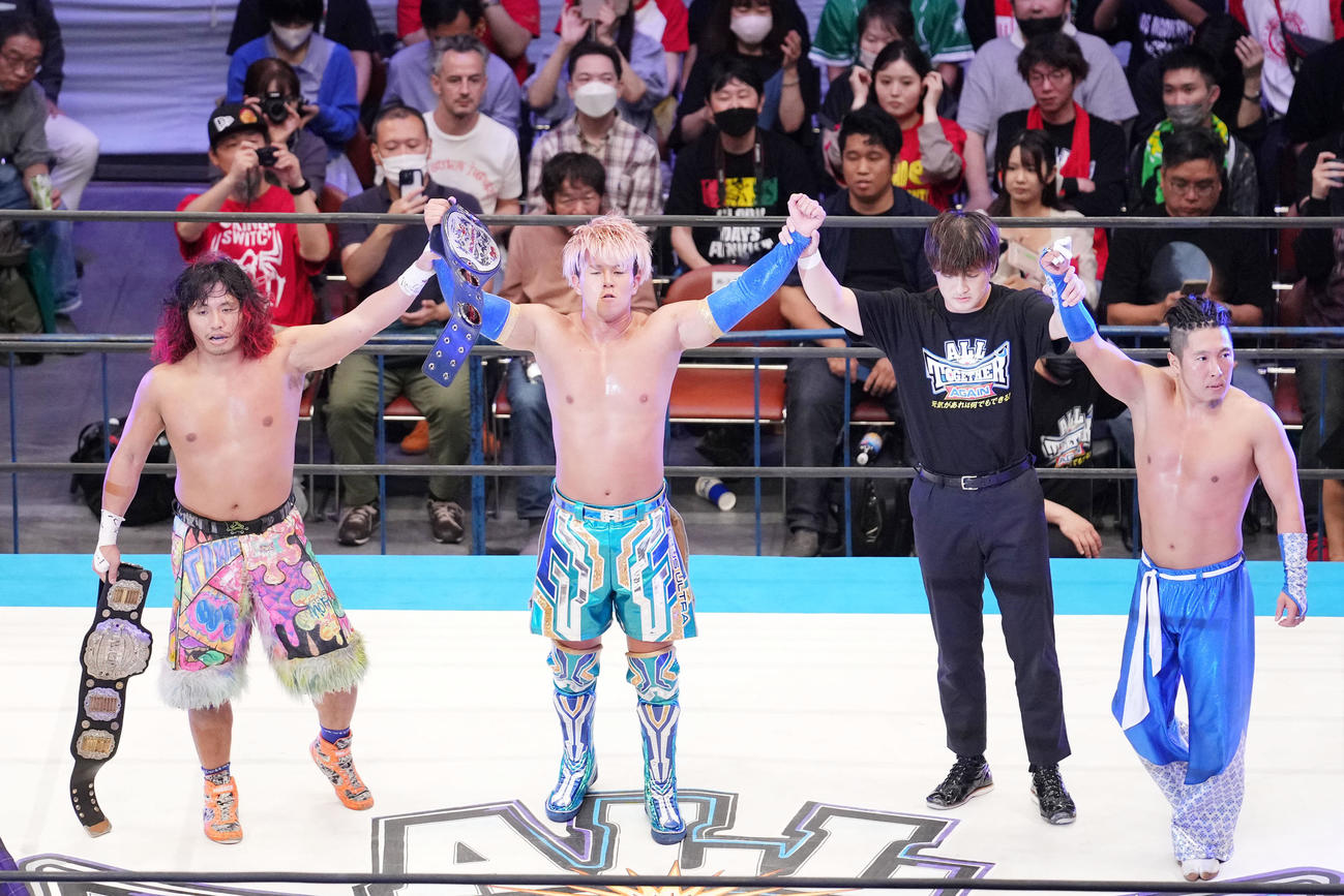 勝利した、左から高橋ヒロム、青柳亮生、1人置いてAMAKUSA組（撮影・横山健太）
