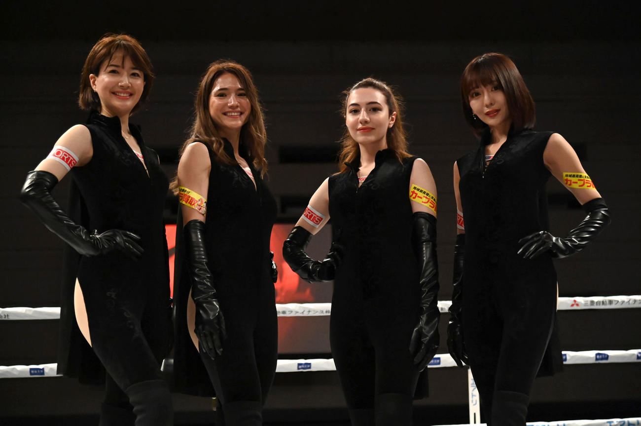 ラウンドガールを務める（左から）松村奈緒、エリー・ヒル、エイル・デミタシ、天乃萌（撮影・石井愛子）