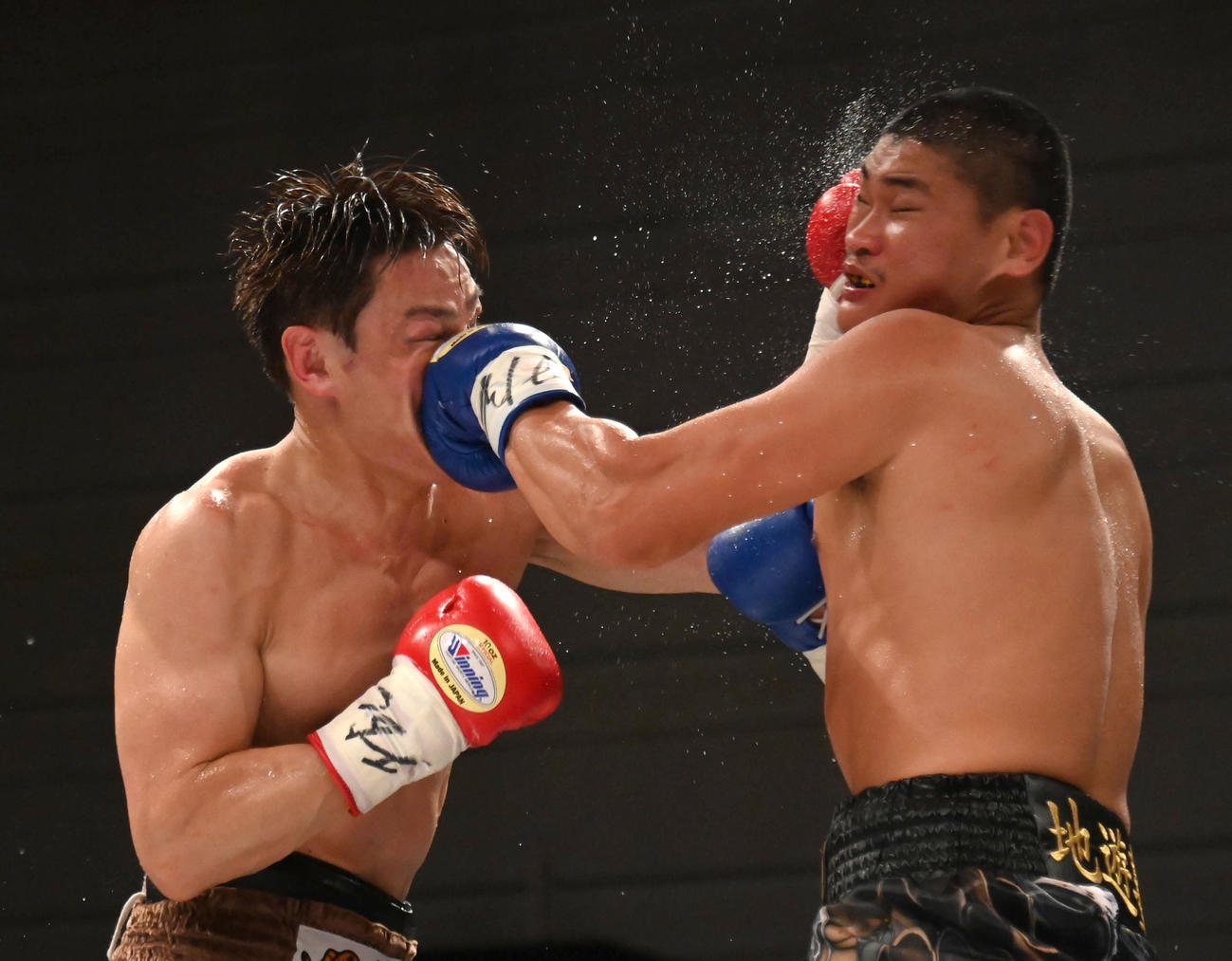 8回、互いにパンチをくらう（左から）野中悠樹、帝尊康輝（撮影・石井愛子）（撮影・石井愛子）
